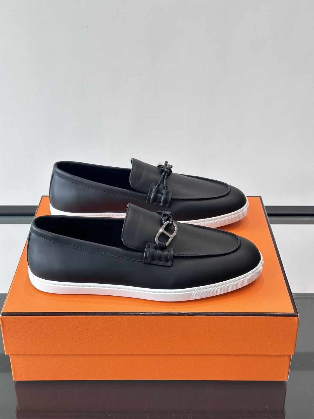 爱马仕Ignacio乐福鞋，选用小牛皮，搭配皮革编绳和“Chaine d'Ancre”鞋扣，航海风格超有