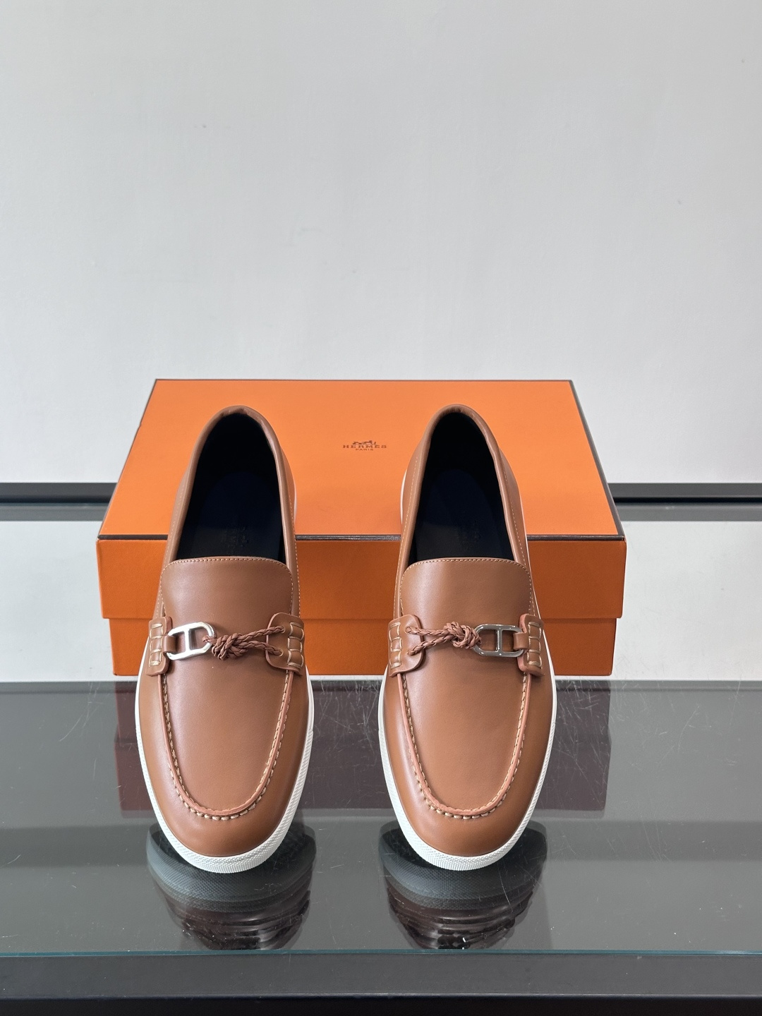 爱马仕Ignacio乐福鞋，选用小牛皮，搭配皮革编绳和“Chaine d'Ancre”鞋扣，航海风格超有