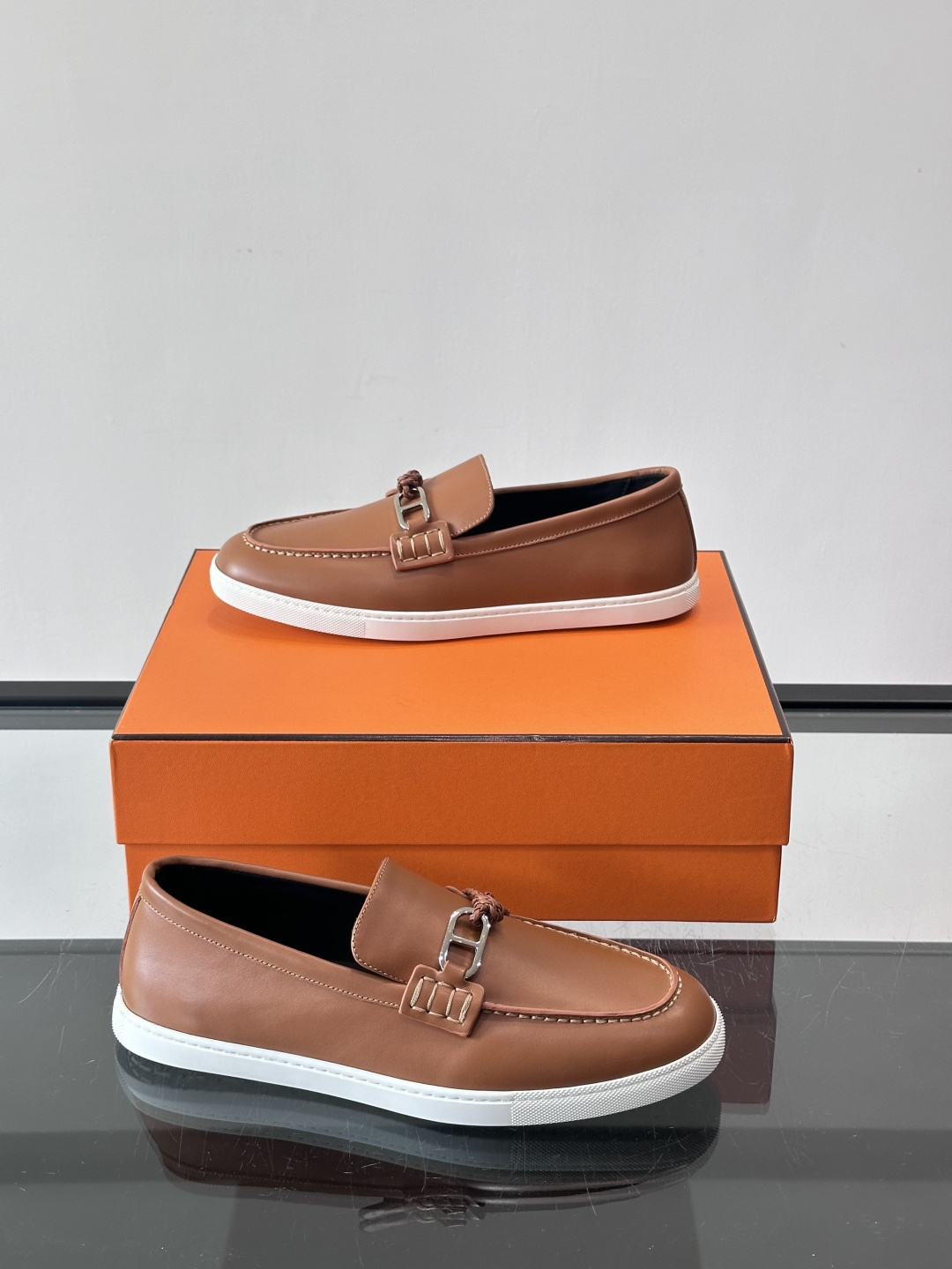 爱马仕Ignacio乐福鞋，选用小牛皮，搭配皮革编绳和“Chaine d'Ancre”鞋扣，航海风格超有