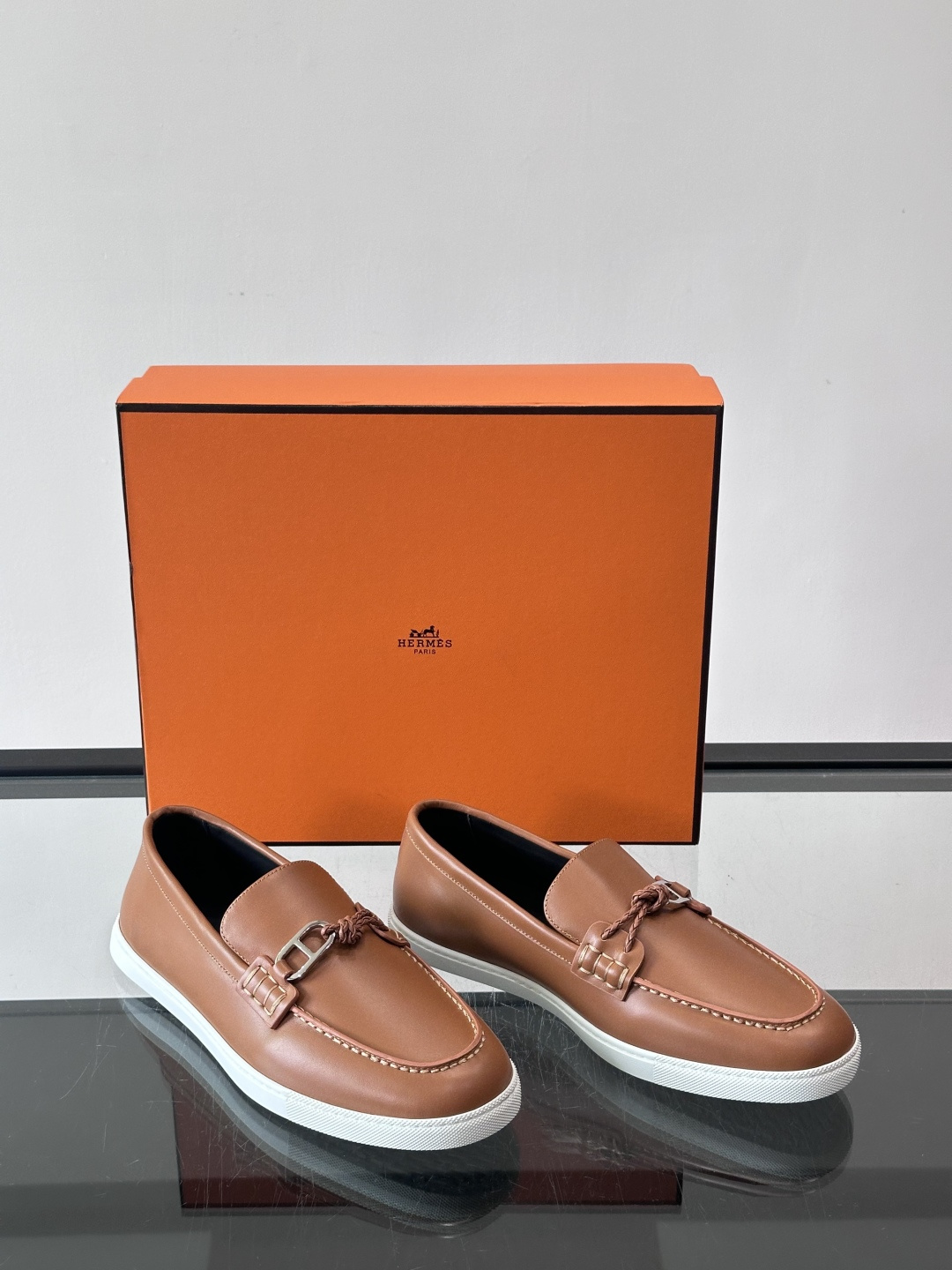 爱马仕Ignacio乐福鞋，选用小牛皮，搭配皮革编绳和“Chaine d'Ancre”鞋扣，航海风格超有