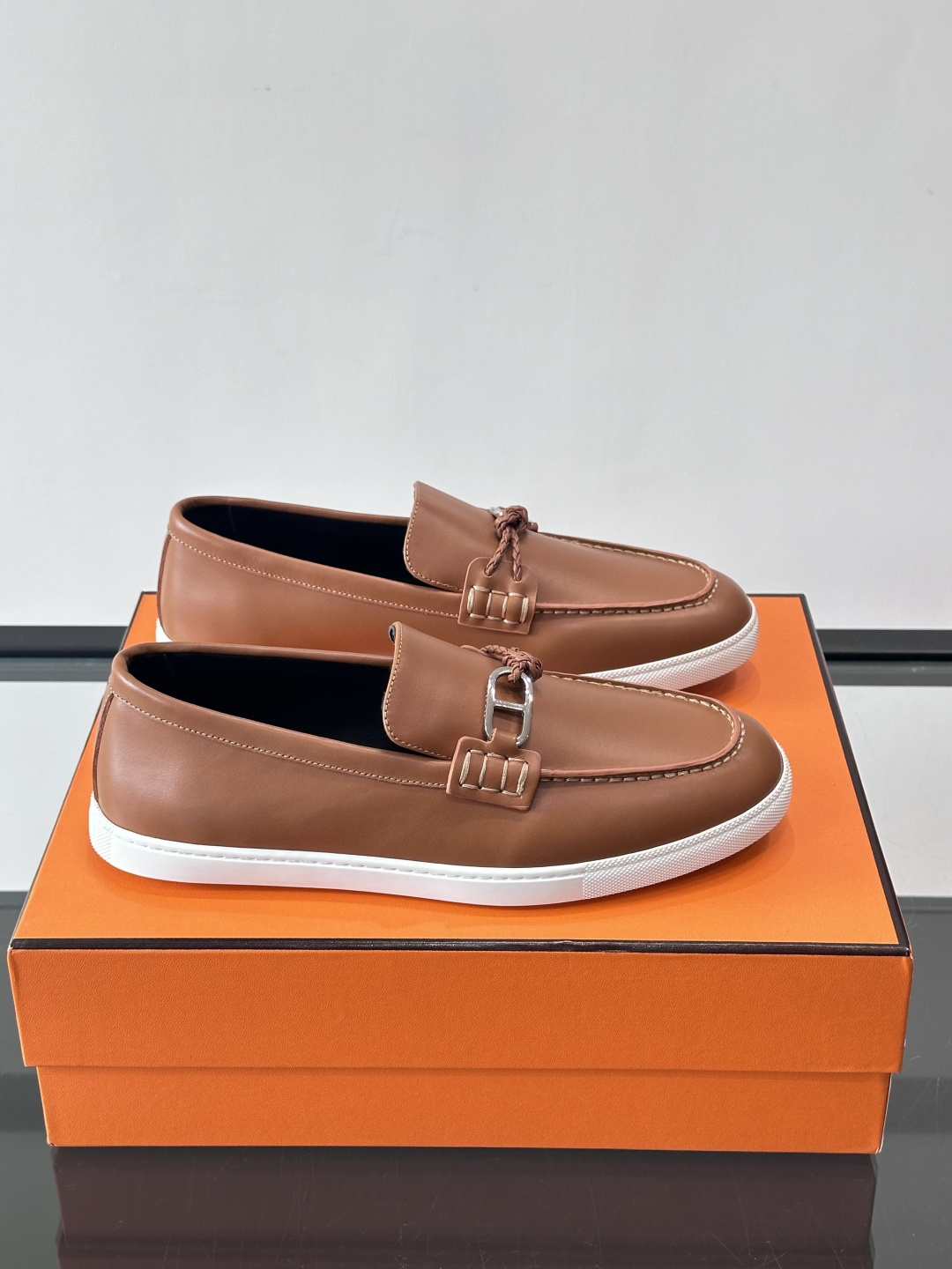 爱马仕Ignacio乐福鞋，选用小牛皮，搭配皮革编绳和“Chaine d'Ancre”鞋扣，航海风格超有