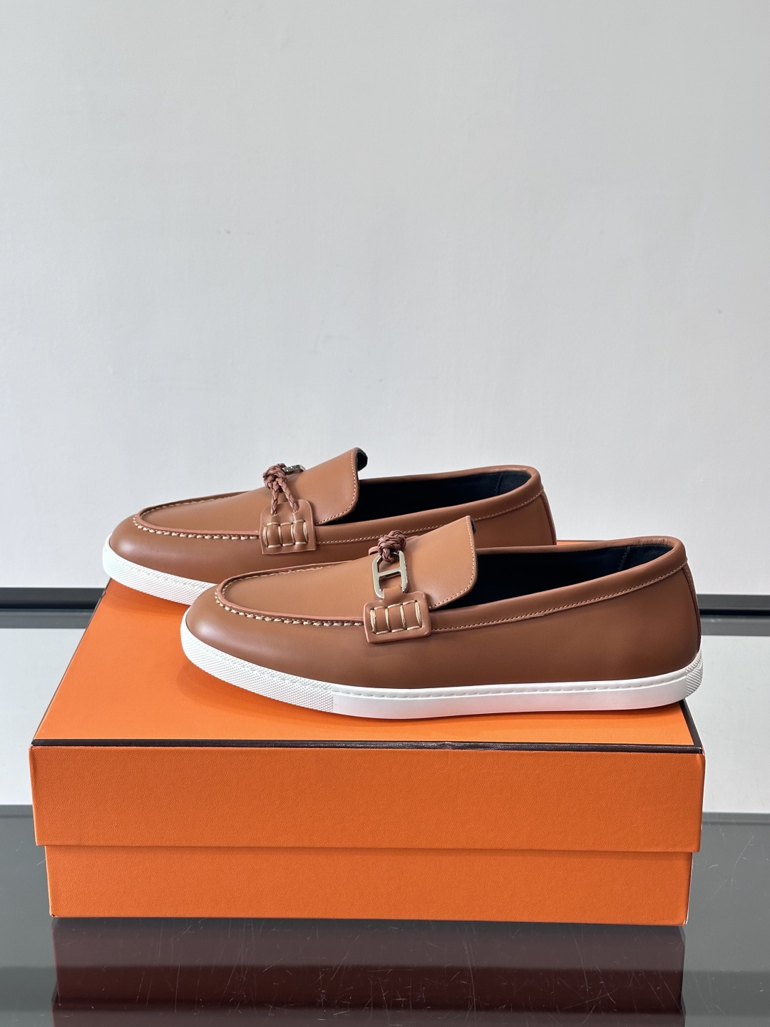 爱马仕Ignacio乐福鞋，选用小牛皮，搭配皮革编绳和“Chaine d'Ancre”鞋扣，航海风格超有