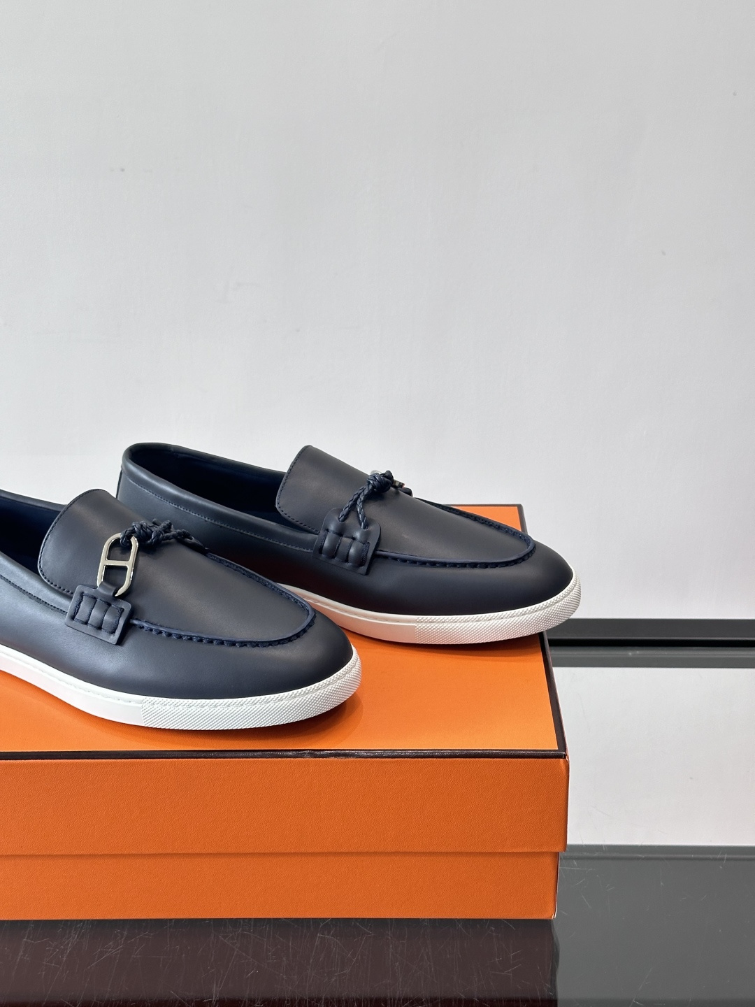 爱马仕Ignacio乐福鞋，选用小牛皮，搭配皮革编绳和“Chaine d'Ancre”鞋扣，航海风格超有