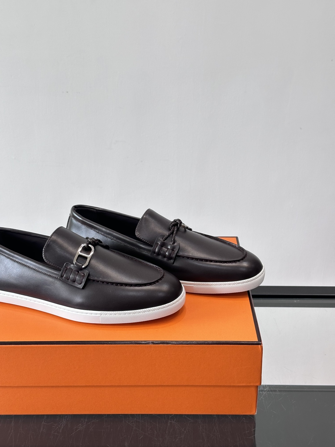 爱马仕Ignacio乐福鞋，选用小牛皮，搭配皮革编绳和“Chaine d'Ancre”鞋扣，航海风格超有