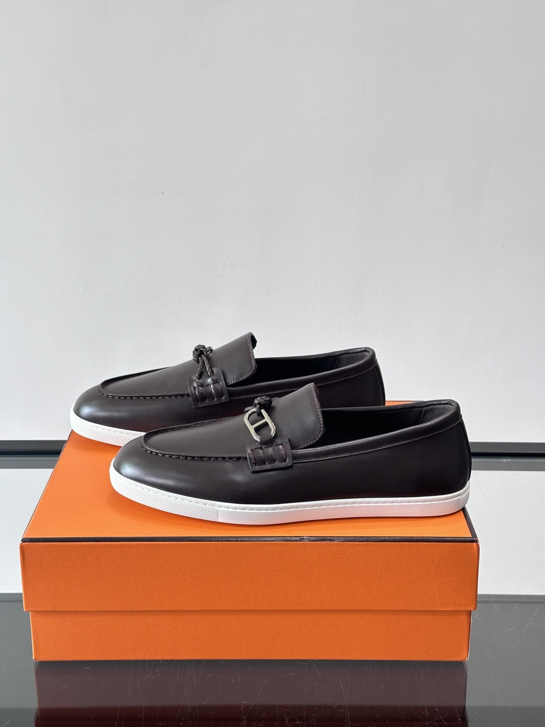 爱马仕Ignacio乐福鞋，选用小牛皮，搭配皮革编绳和“Chaine d'Ancre”鞋扣，航海风格超有