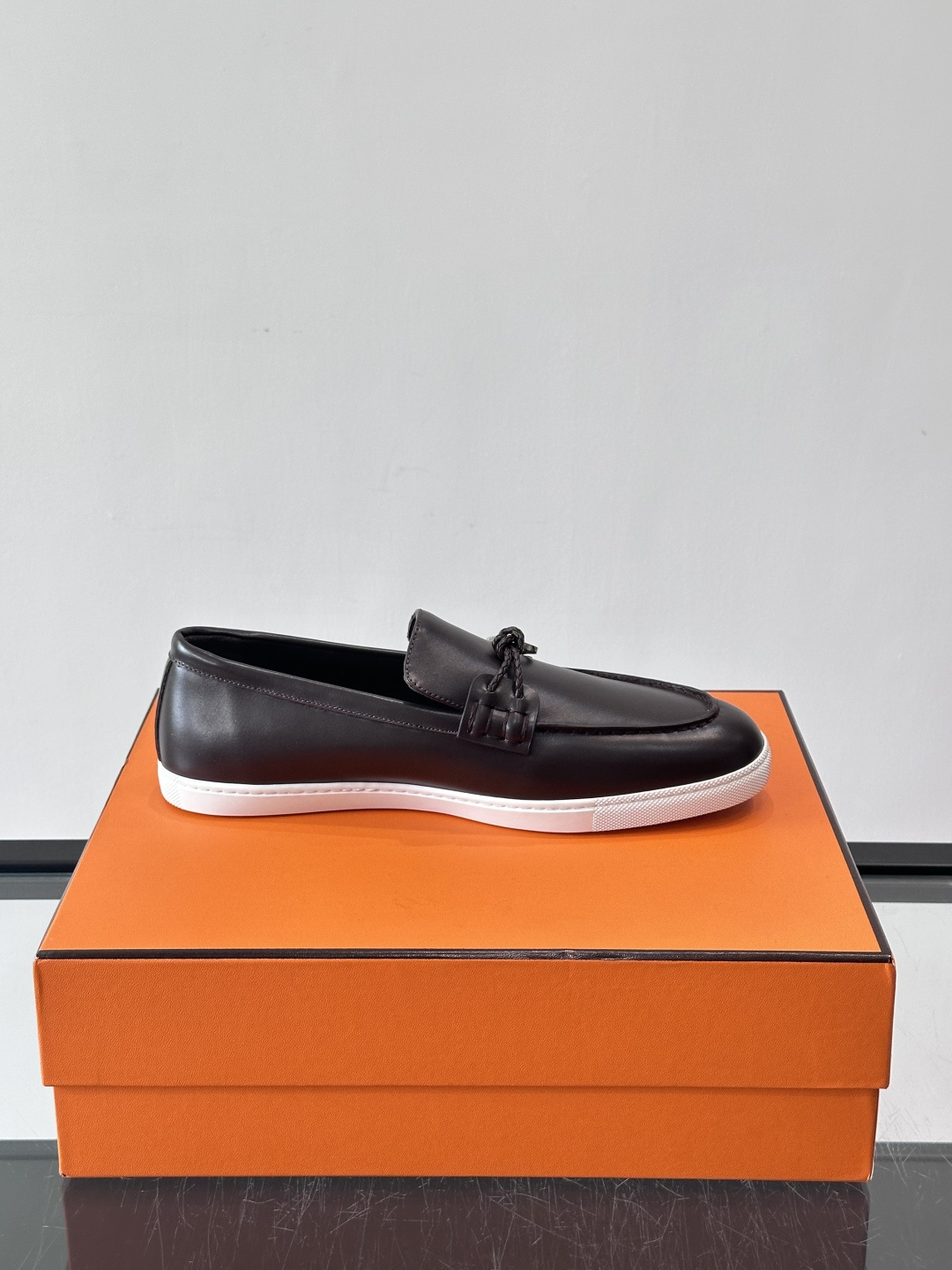 爱马仕Ignacio乐福鞋，选用小牛皮，搭配皮革编绳和“Chaine d'Ancre”鞋扣，航海风格超有