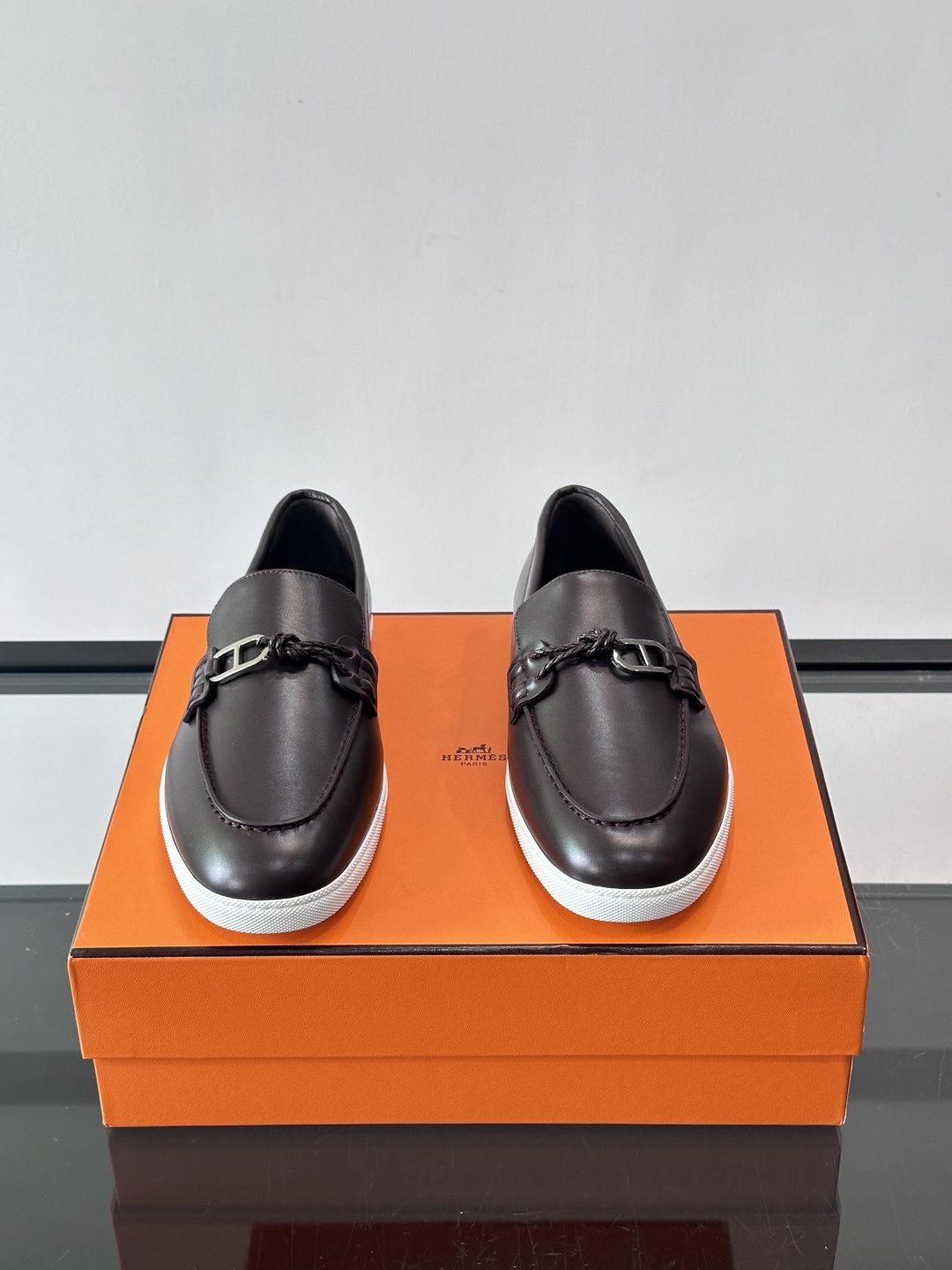 爱马仕Ignacio乐福鞋，选用小牛皮，搭配皮革编绳和“Chaine d'Ancre”鞋扣，航海风格超有