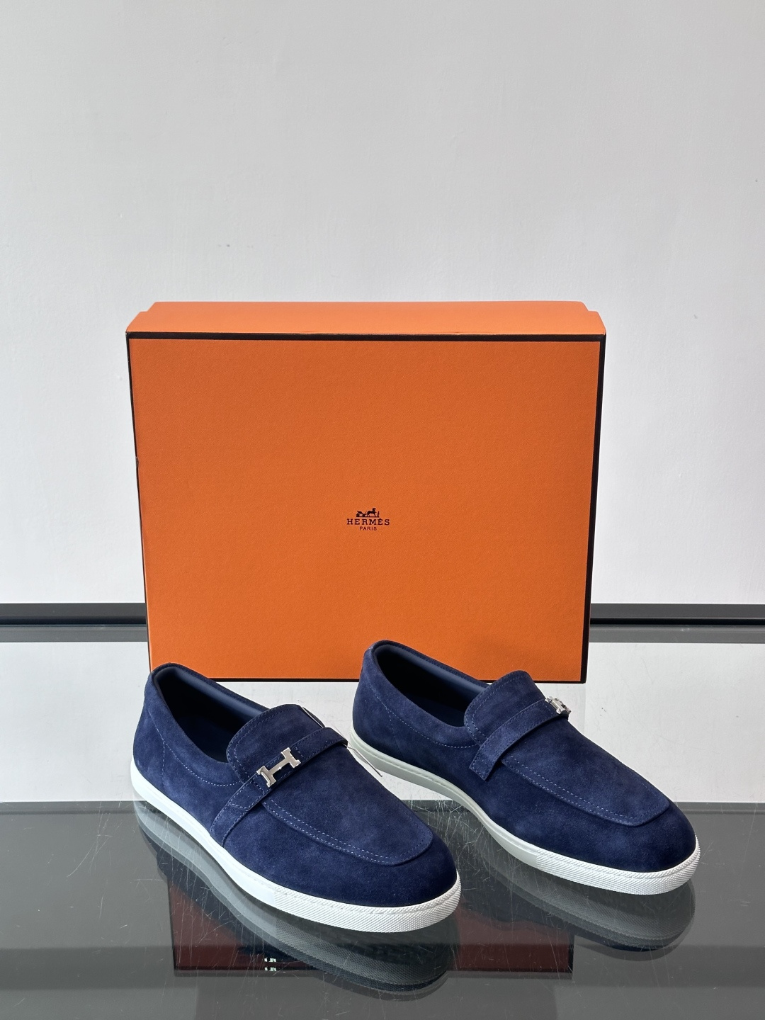 爱马仕Job乐福鞋，麂皮+金属H扣，低调又有辨识度。橡胶鞋底轻便耐磨，日常通勤、休闲都OK！一脚蹬设计超