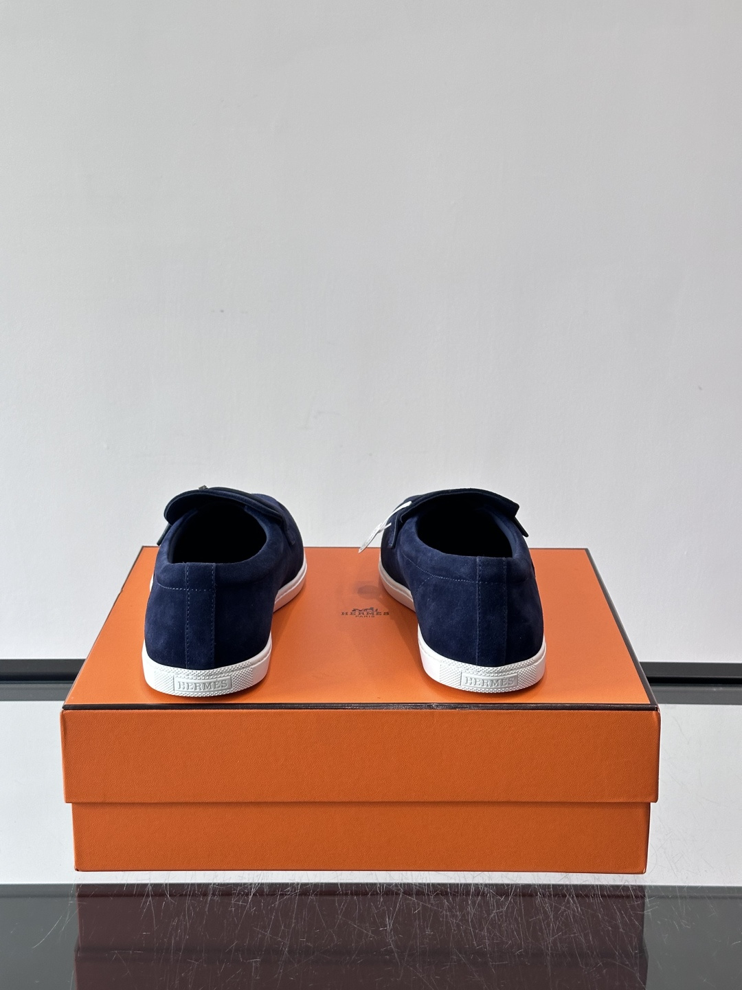 爱马仕Job乐福鞋，麂皮+金属H扣，低调又有辨识度。橡胶鞋底轻便耐磨，日常通勤、休闲都OK！一脚蹬设计超