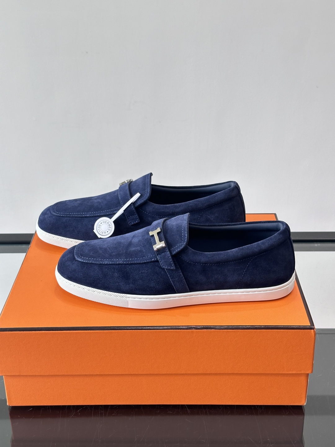 爱马仕Job乐福鞋，麂皮+金属H扣，低调又有辨识度。橡胶鞋底轻便耐磨，日常通勤、休闲都OK！一脚蹬设计超