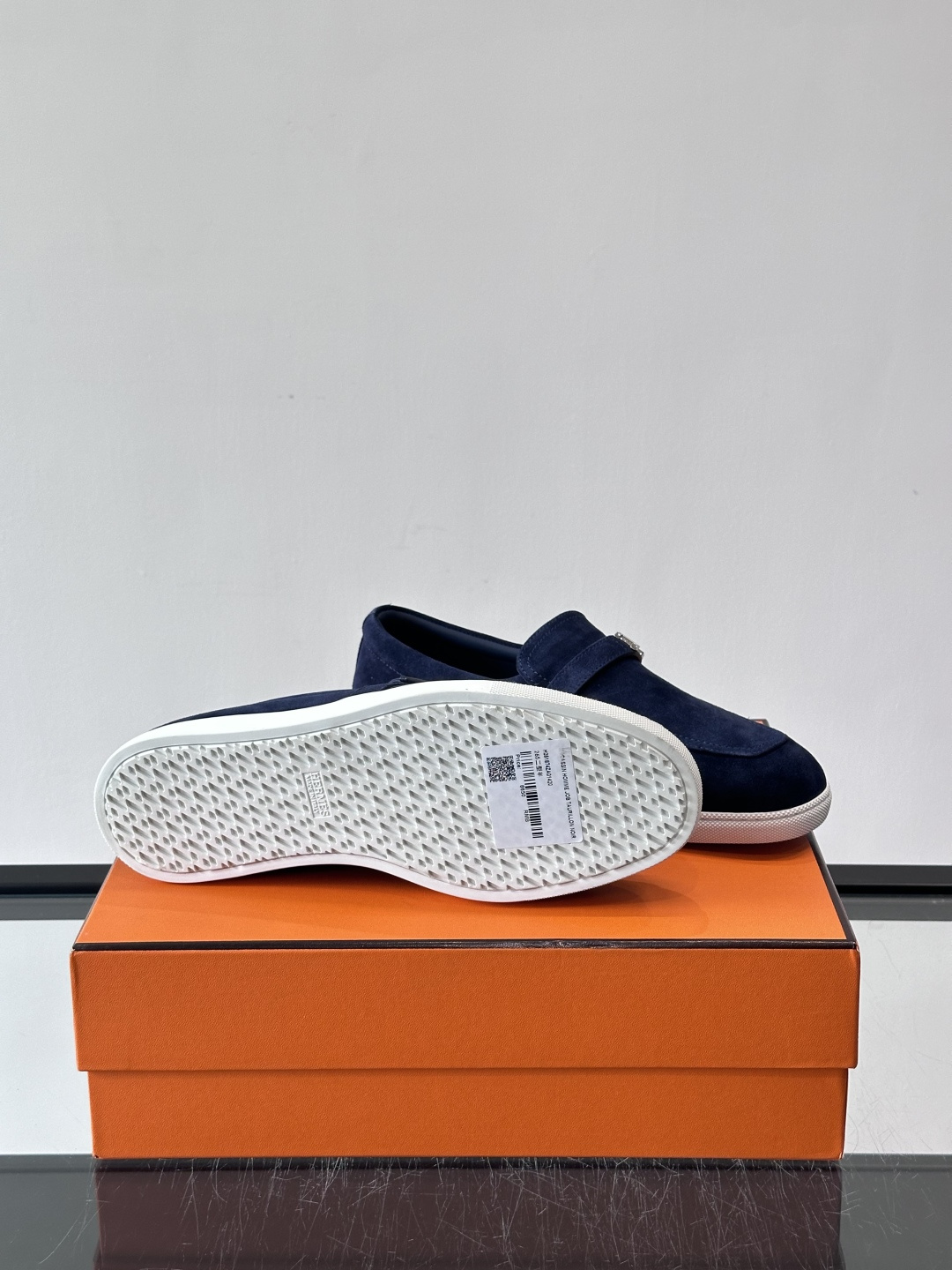 爱马仕Job乐福鞋，麂皮+金属H扣，低调又有辨识度。橡胶鞋底轻便耐磨，日常通勤、休闲都OK！一脚蹬设计超