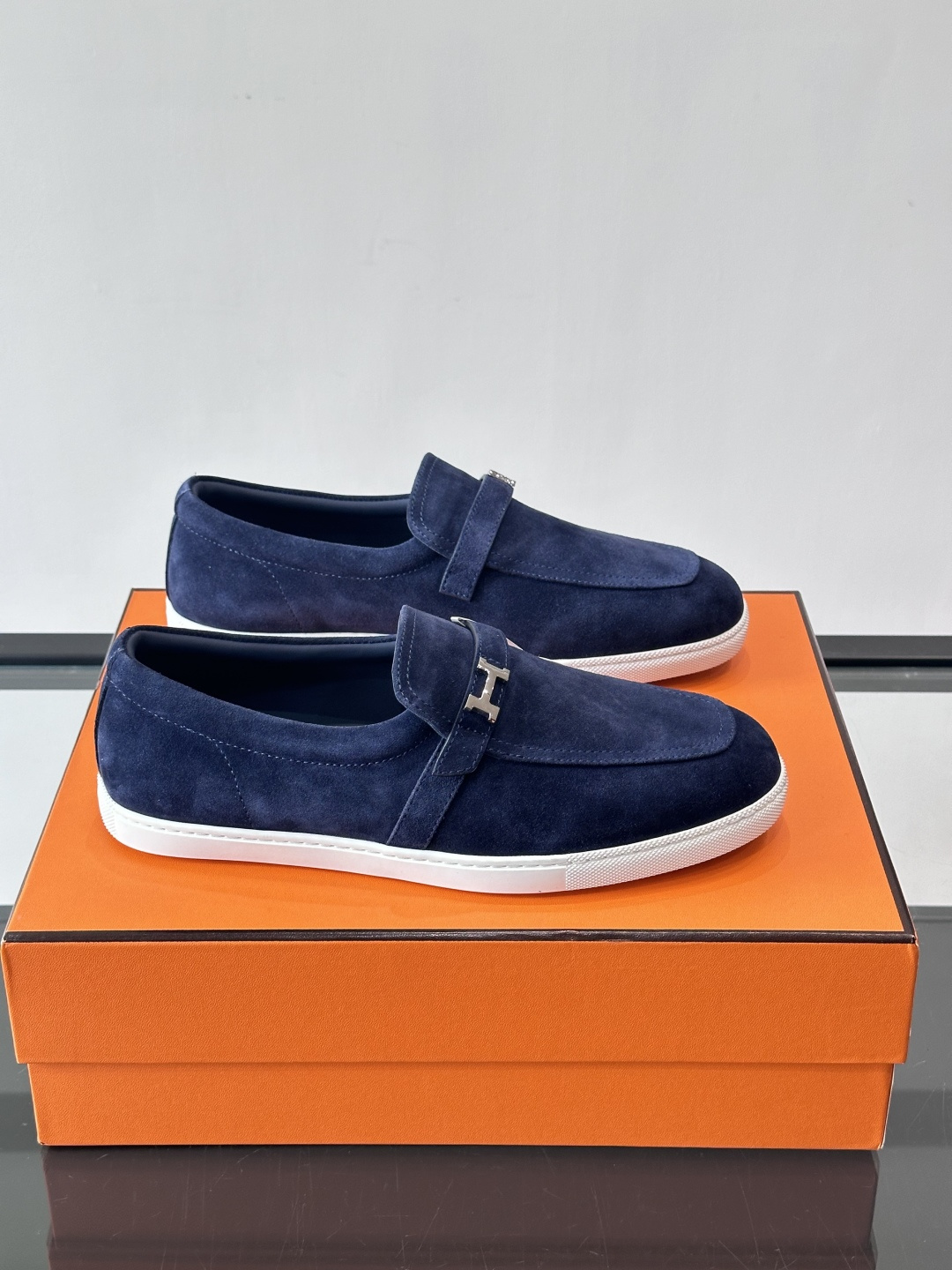 爱马仕Job乐福鞋，麂皮+金属H扣，低调又有辨识度。橡胶鞋底轻便耐磨，日常通勤、休闲都OK！一脚蹬设计超