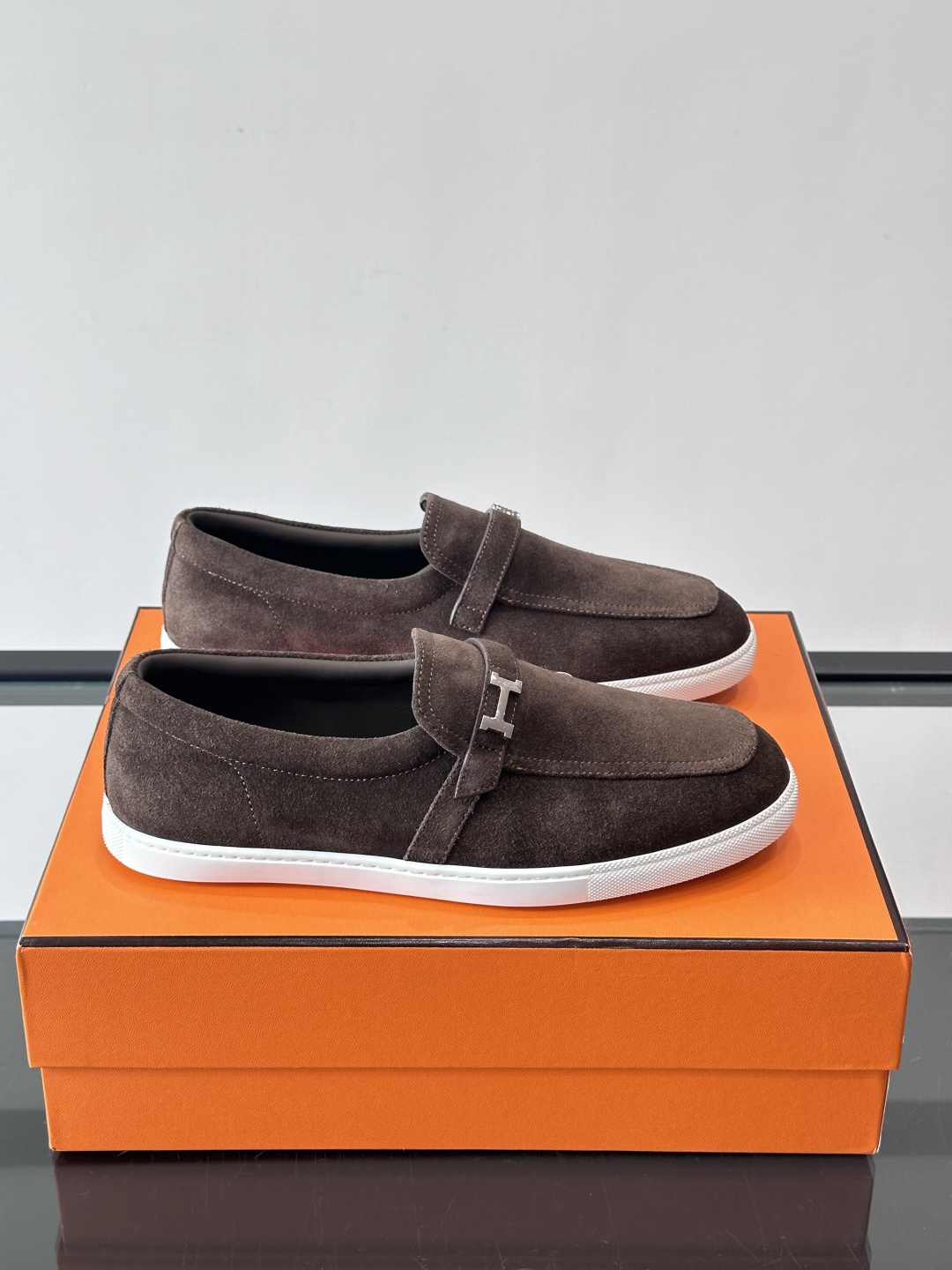 爱马仕Job乐福鞋，麂皮+金属H扣，低调又有辨识度。橡胶鞋底轻便耐磨，日常通勤、休闲都OK！一脚蹬设计超