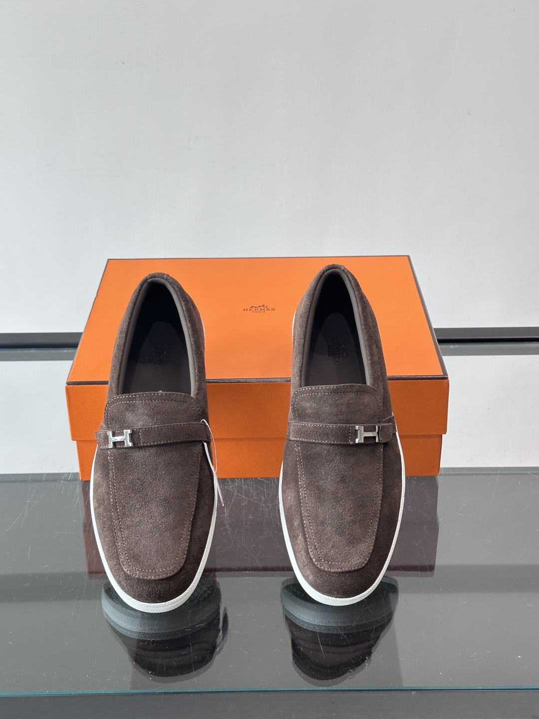 爱马仕Job乐福鞋，麂皮+金属H扣，低调又有辨识度。橡胶鞋底轻便耐磨，日常通勤、休闲都OK！一脚蹬设计超