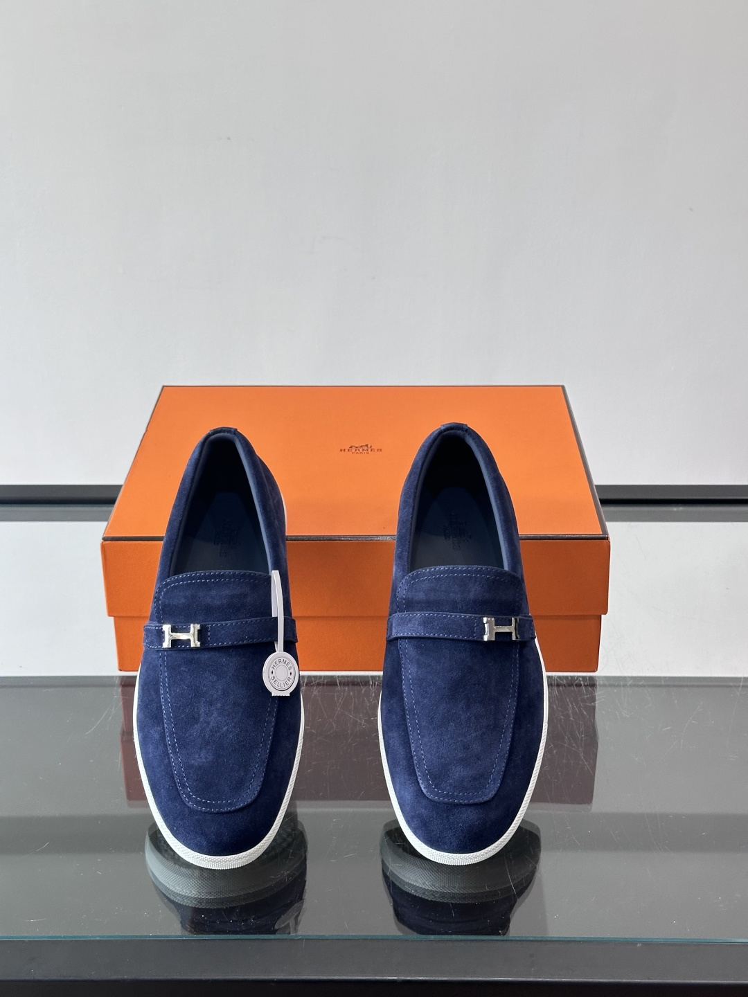 爱马仕Job乐福鞋，麂皮+金属H扣，低调又有辨识度。橡胶鞋底轻便耐磨，日常通勤、休闲都OK！一脚蹬设计超
