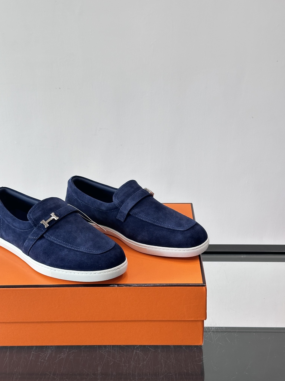 爱马仕Job乐福鞋，麂皮+金属H扣，低调又有辨识度。橡胶鞋底轻便耐磨，日常通勤、休闲都OK！一脚蹬设计超