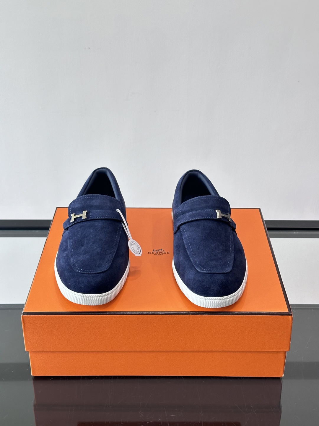 爱马仕Job乐福鞋，麂皮+金属H扣，低调又有辨识度。橡胶鞋底轻便耐磨，日常通勤、休闲都OK！一脚蹬设计超