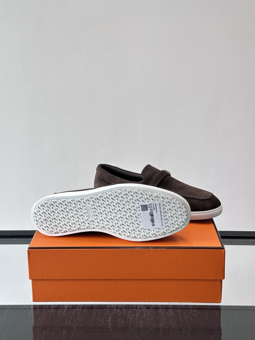 爱马仕Job乐福鞋，麂皮+金属H扣，低调又有辨识度。橡胶鞋底轻便耐磨，日常通勤、休闲都OK！一脚蹬设计超