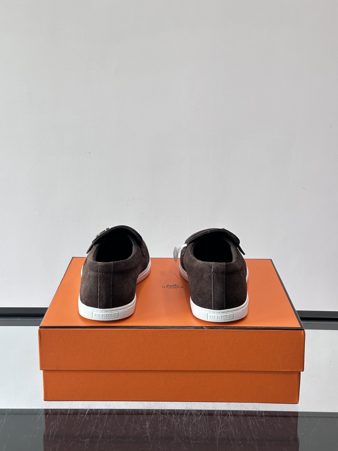 爱马仕Job乐福鞋，麂皮+金属H扣，低调又有辨识度。橡胶鞋底轻便耐磨，日常通勤、休闲都OK！一脚蹬设计超