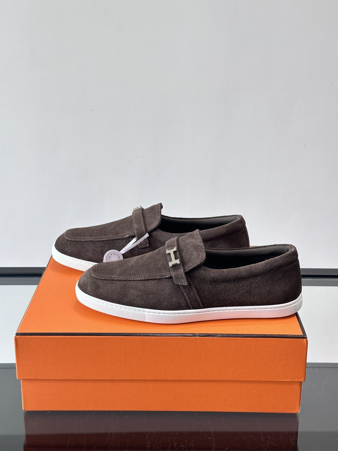 爱马仕Job乐福鞋，麂皮+金属H扣，低调又有辨识度。橡胶鞋底轻便耐磨，日常通勤、休闲都OK！一脚蹬设计超