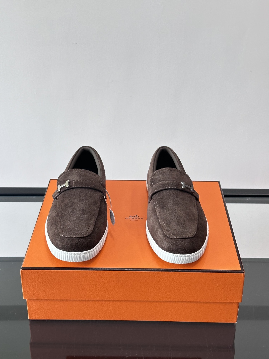 爱马仕Job乐福鞋，麂皮+金属H扣，低调又有辨识度。橡胶鞋底轻便耐磨，日常通勤、休闲都OK！一脚蹬设计超