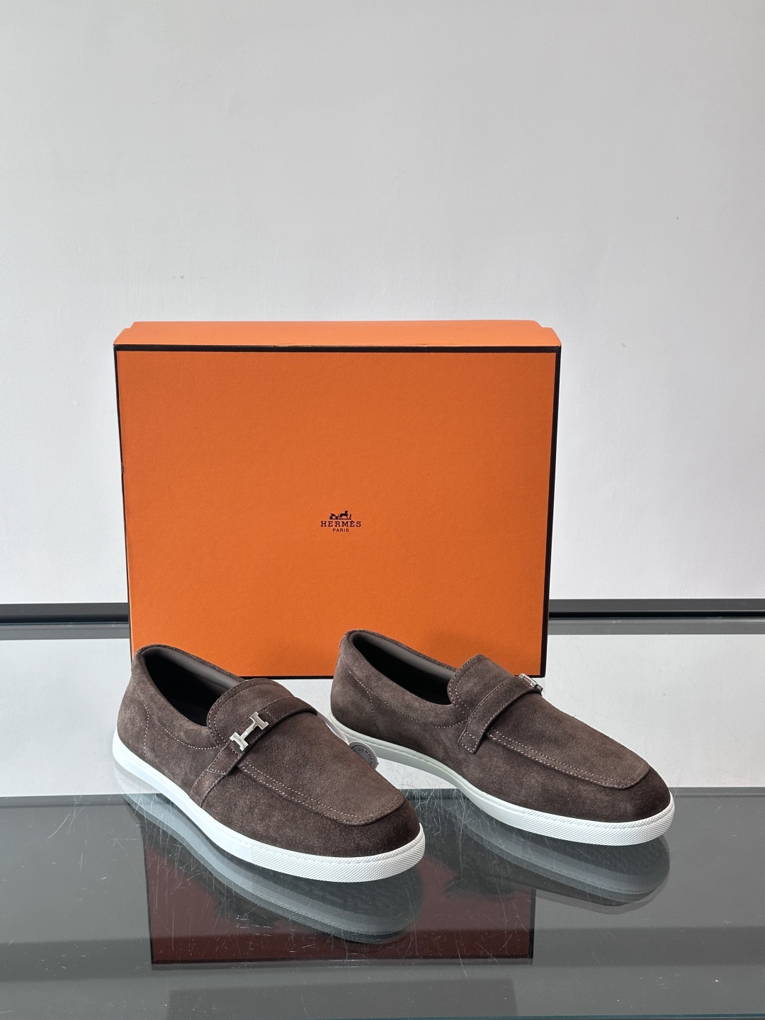 爱马仕Job乐福鞋，麂皮+金属H扣，低调又有辨识度。橡胶鞋底轻便耐磨，日常通勤、休闲都OK！一脚蹬设计超