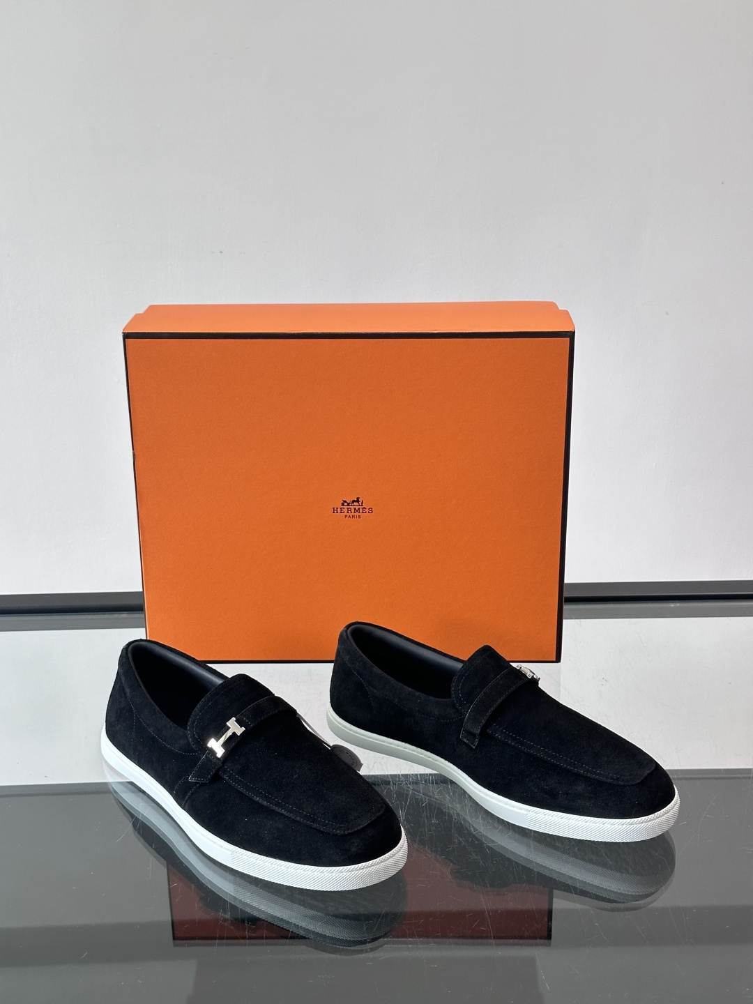 爱马仕Job乐福鞋，麂皮+金属H扣，低调又有辨识度。橡胶鞋底轻便耐磨，日常通勤、休闲都OK！一脚蹬设计超