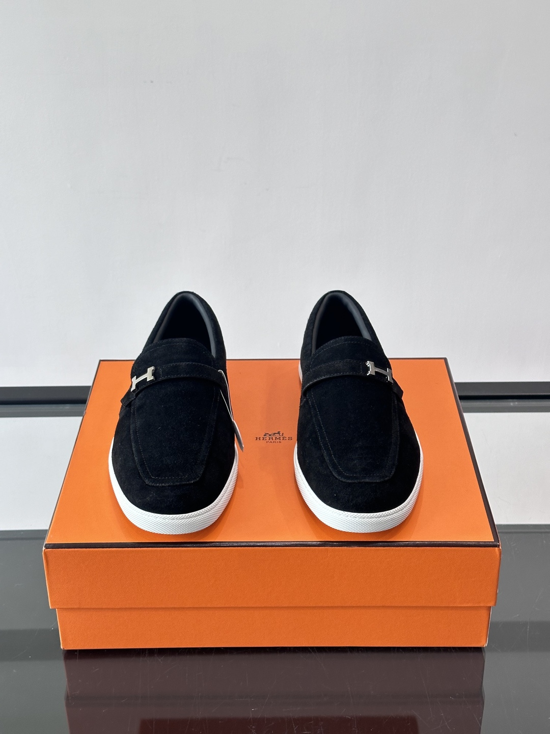 爱马仕Job乐福鞋，麂皮+金属H扣，低调又有辨识度。橡胶鞋底轻便耐磨，日常通勤、休闲都OK！一脚蹬设计超