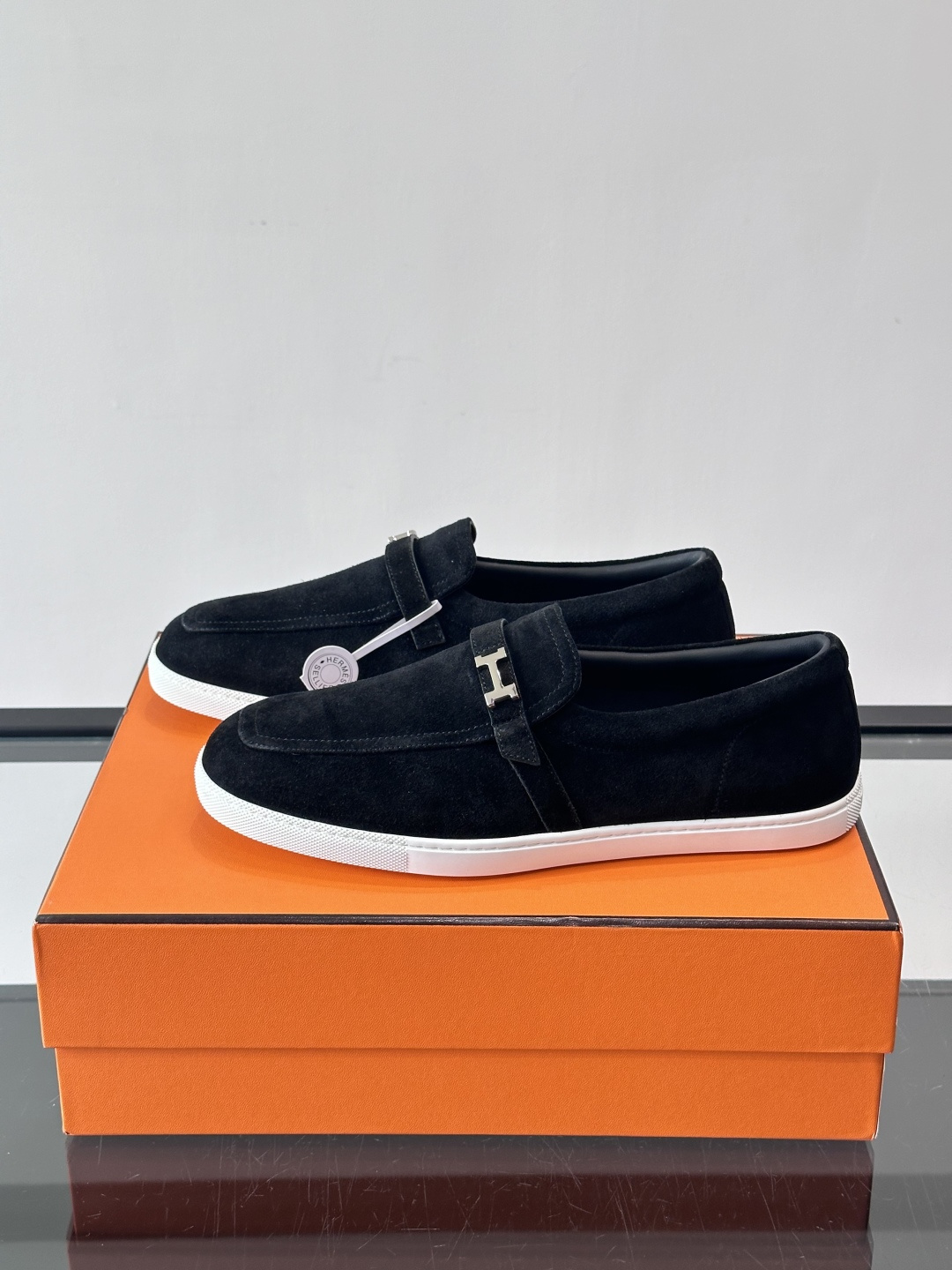 爱马仕Job乐福鞋，麂皮+金属H扣，低调又有辨识度。橡胶鞋底轻便耐磨，日常通勤、休闲都OK！一脚蹬设计超