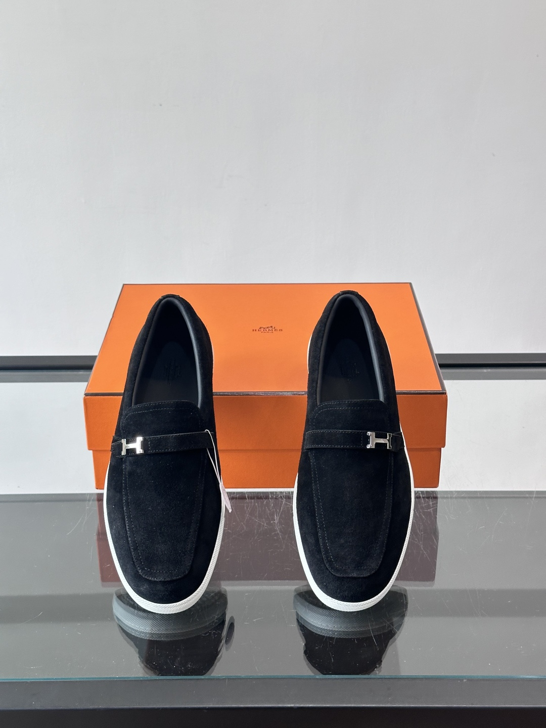 爱马仕Job乐福鞋，麂皮+金属H扣，低调又有辨识度。橡胶鞋底轻便耐磨，日常通勤、休闲都OK！一脚蹬设计超