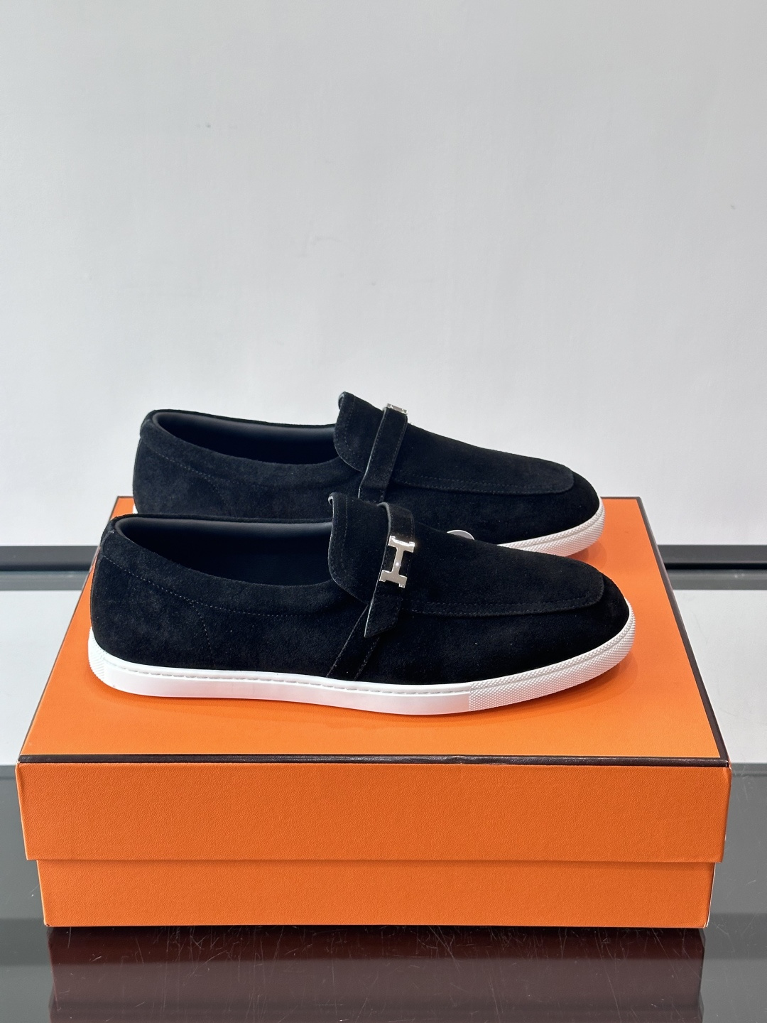 爱马仕Job乐福鞋，麂皮+金属H扣，低调又有辨识度。橡胶鞋底轻便耐磨，日常通勤、休闲都OK！一脚蹬设计超