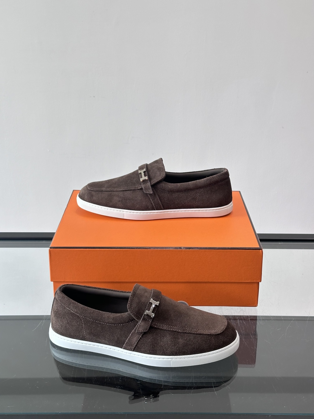 爱马仕Job乐福鞋，麂皮+金属H扣，低调又有辨识度。橡胶鞋底轻便耐磨，日常通勤、休闲都OK！一脚蹬设计超