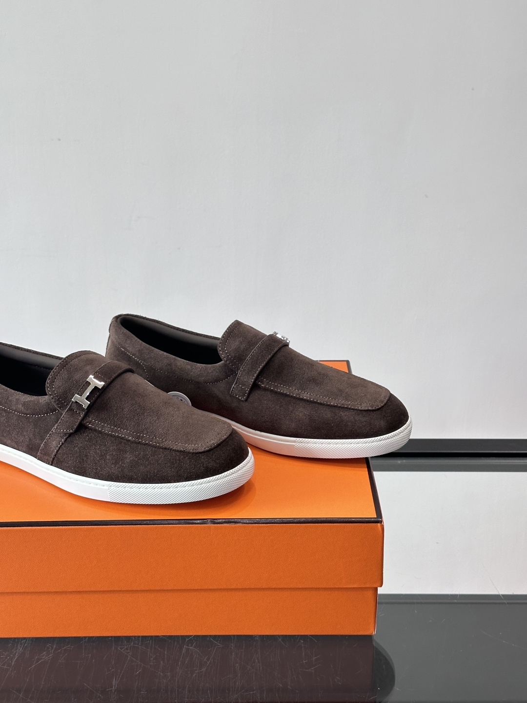 爱马仕Job乐福鞋，麂皮+金属H扣，低调又有辨识度。橡胶鞋底轻便耐磨，日常通勤、休闲都OK！一脚蹬设计超