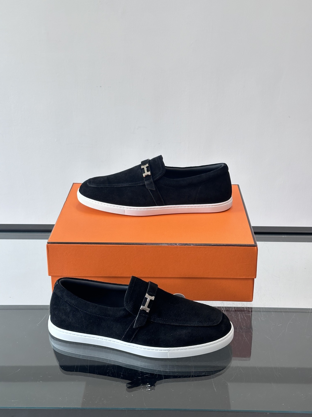 爱马仕Job乐福鞋，麂皮+金属H扣，低调又有辨识度。橡胶鞋底轻便耐磨，日常通勤、休闲都OK！一脚蹬设计超