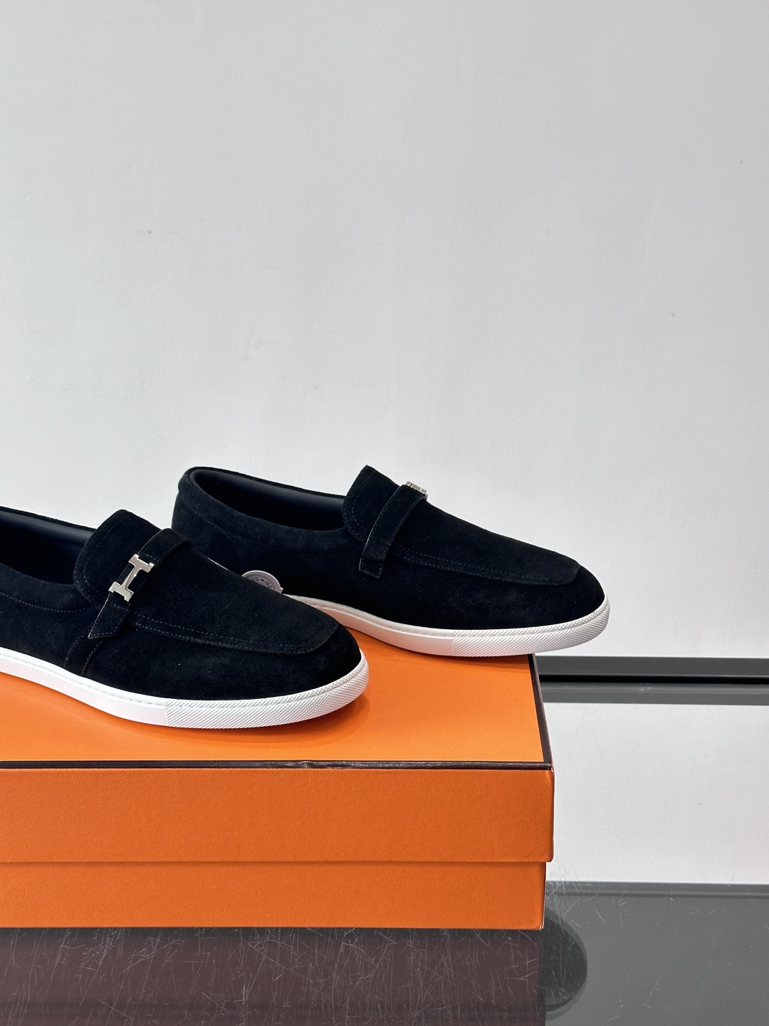 爱马仕Job乐福鞋，麂皮+金属H扣，低调又有辨识度。橡胶鞋底轻便耐磨，日常通勤、休闲都OK！一脚蹬设计超