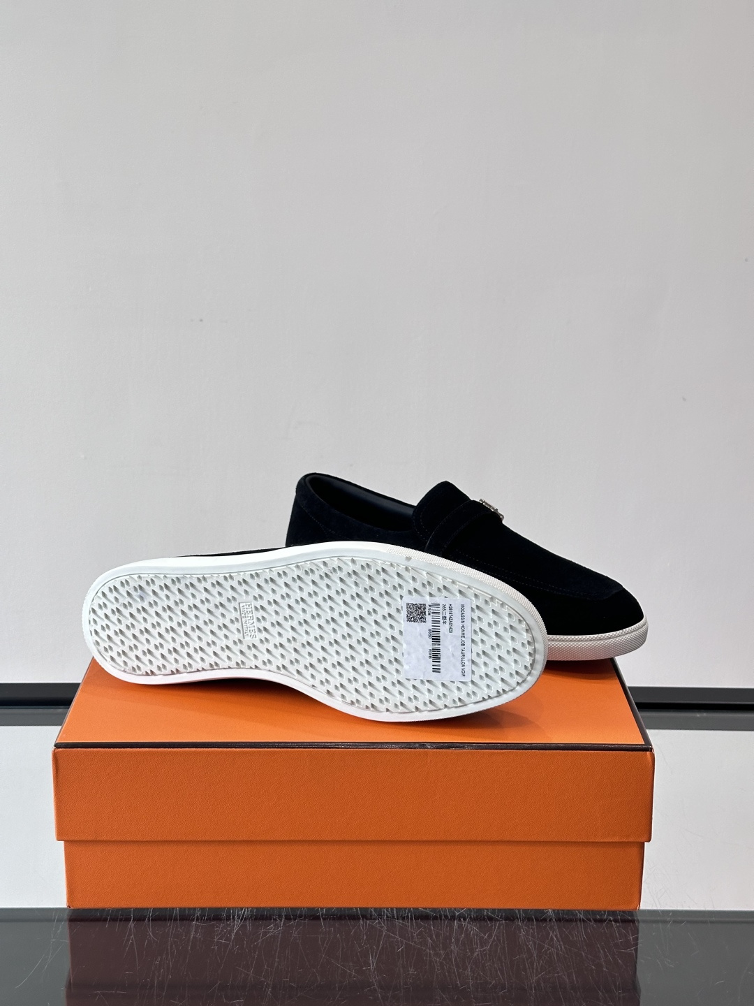 爱马仕Job乐福鞋，麂皮+金属H扣，低调又有辨识度。橡胶鞋底轻便耐磨，日常通勤、休闲都OK！一脚蹬设计超