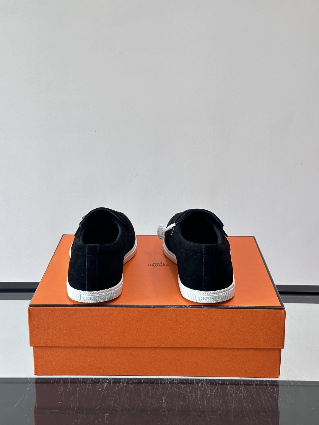 爱马仕Job乐福鞋，麂皮+金属H扣，低调又有辨识度。橡胶鞋底轻便耐磨，日常通勤、休闲都OK！一脚蹬设计超