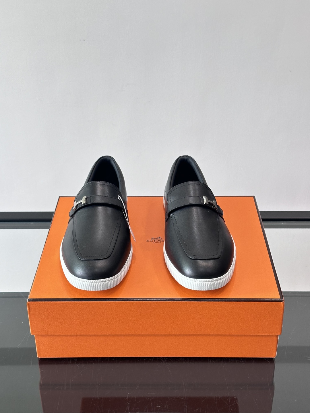 爱马仕Job乐福鞋，麂皮+金属H扣，低调又有辨识度。橡胶鞋底轻便耐磨，日常通勤、休闲都OK！一脚蹬设计超