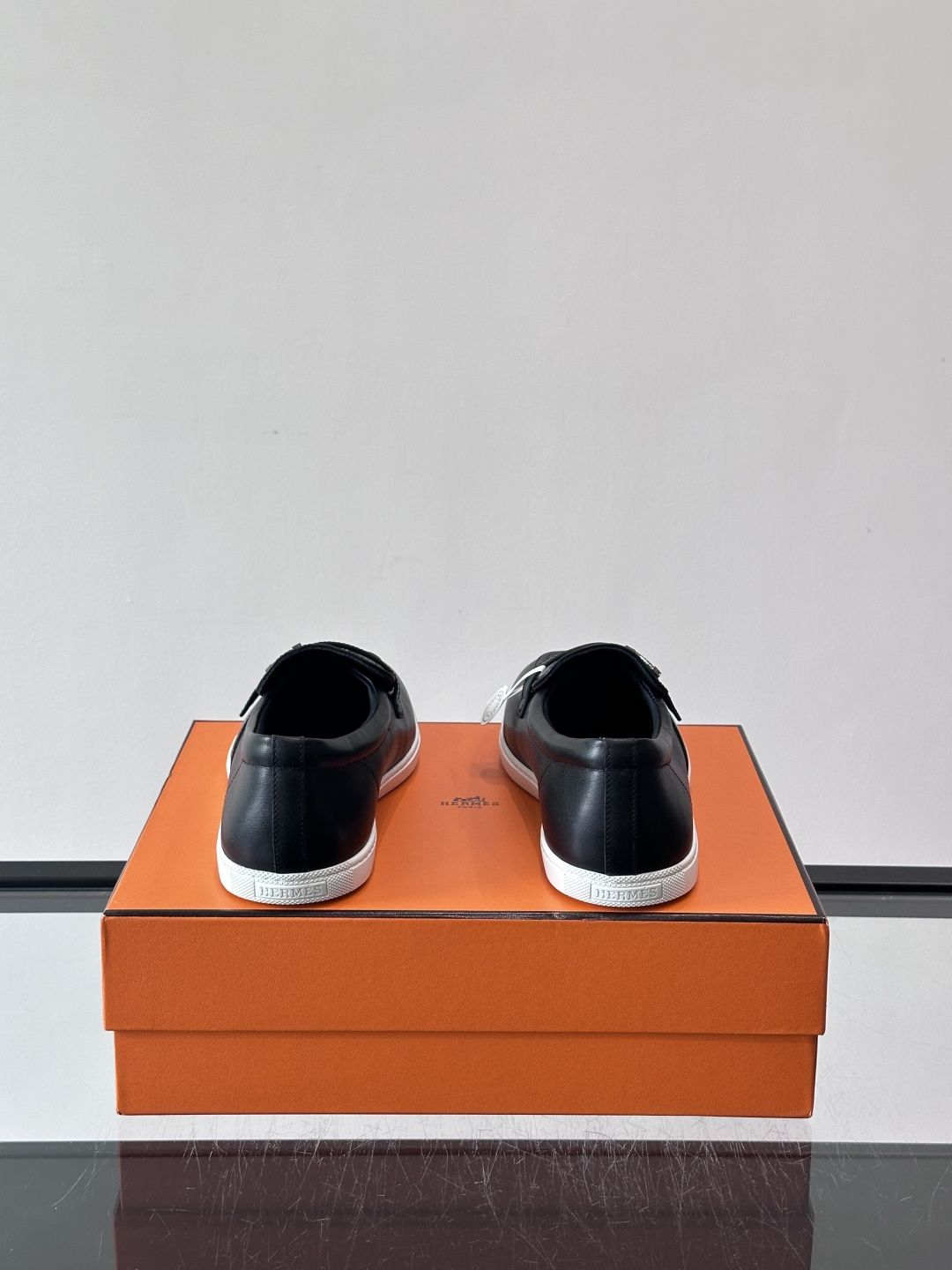 爱马仕Job乐福鞋，麂皮+金属H扣，低调又有辨识度。橡胶鞋底轻便耐磨，日常通勤、休闲都OK！一脚蹬设计超