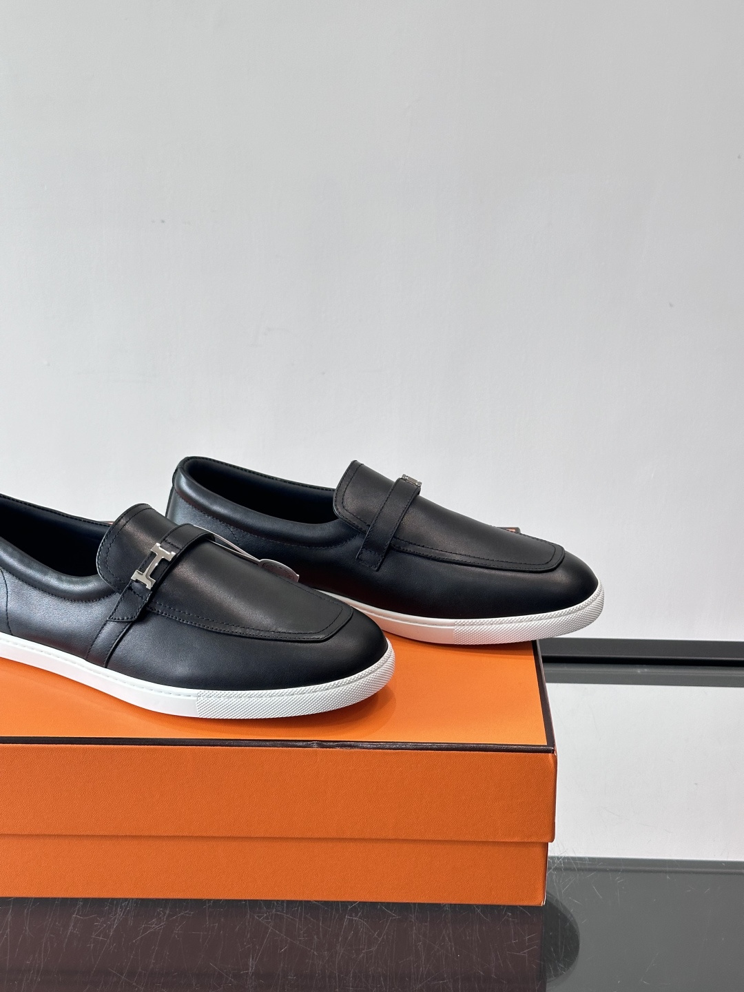 爱马仕Job乐福鞋，麂皮+金属H扣，低调又有辨识度。橡胶鞋底轻便耐磨，日常通勤、休闲都OK！一脚蹬设计超