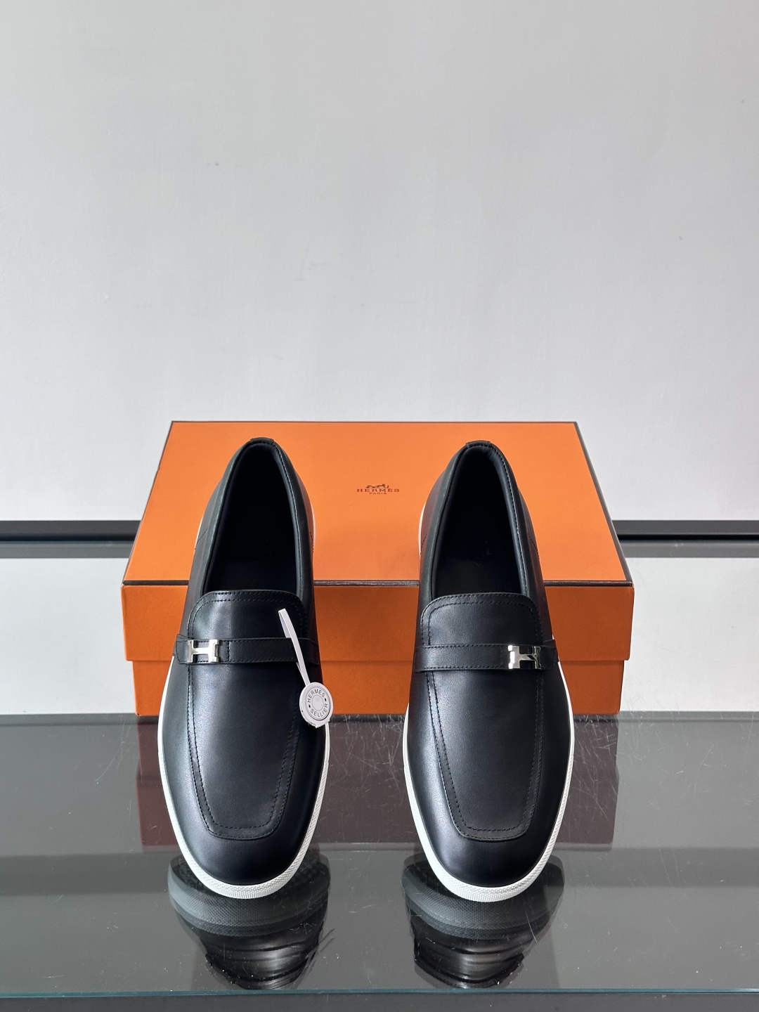 爱马仕Job乐福鞋，麂皮+金属H扣，低调又有辨识度。橡胶鞋底轻便耐磨，日常通勤、休闲都OK！一脚蹬设计超