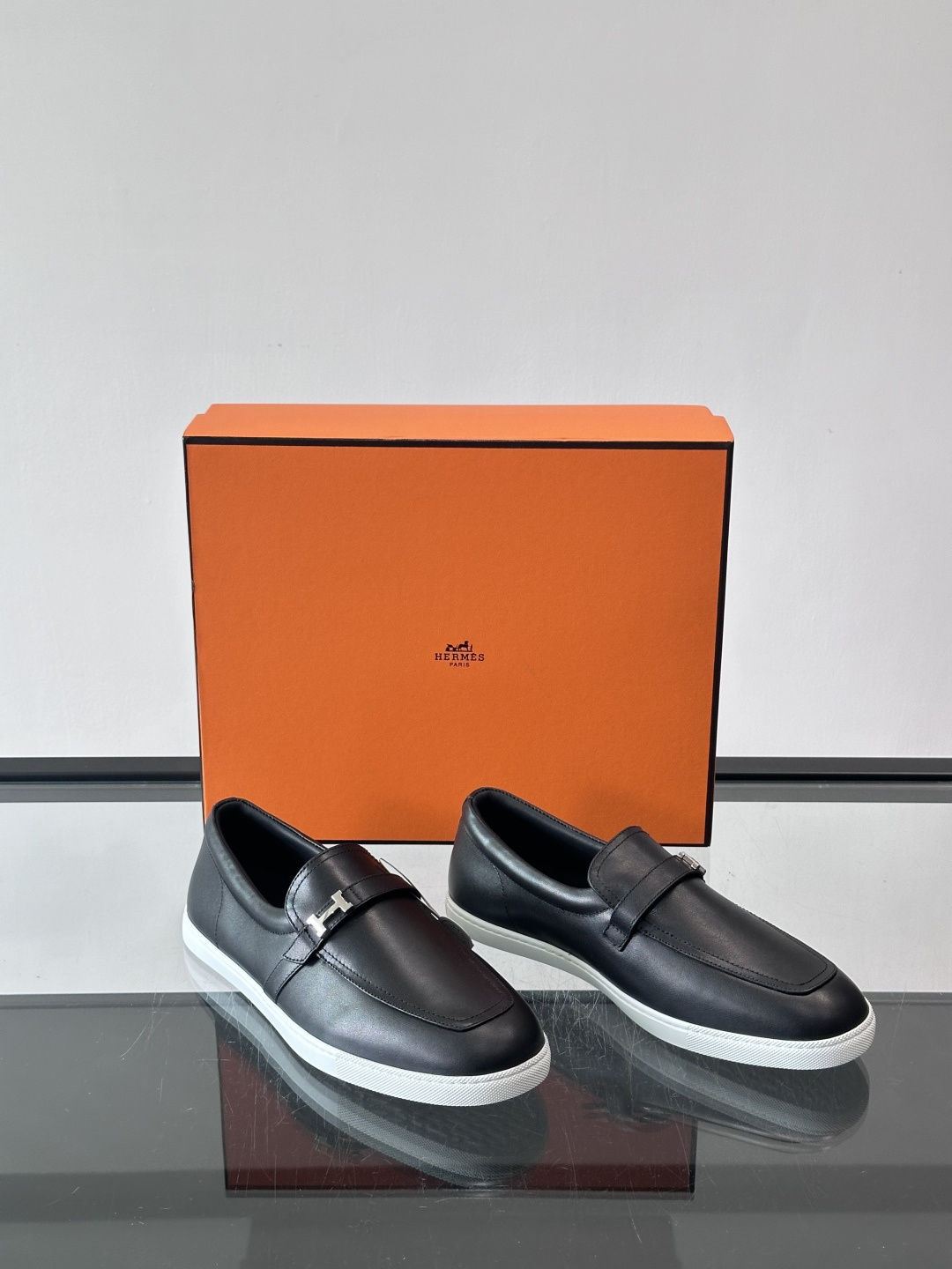 爱马仕Job乐福鞋，麂皮+金属H扣，低调又有辨识度。橡胶鞋底轻便耐磨，日常通勤、休闲都OK！一脚蹬设计超