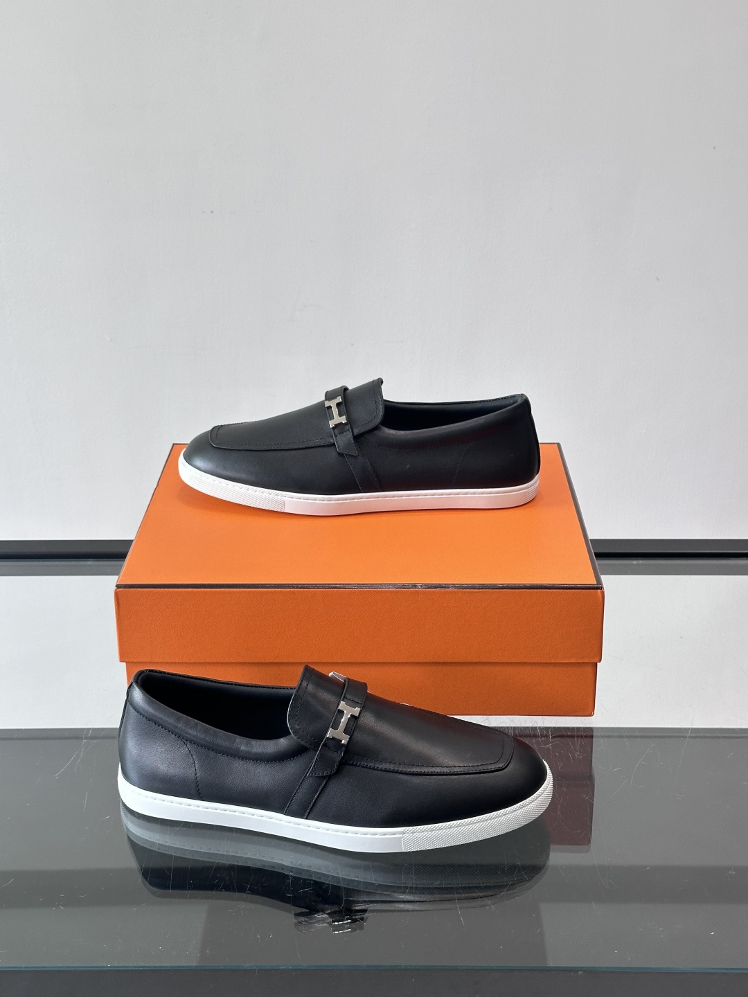 爱马仕Job乐福鞋，麂皮+金属H扣，低调又有辨识度。橡胶鞋底轻便耐磨，日常通勤、休闲都OK！一脚蹬设计超