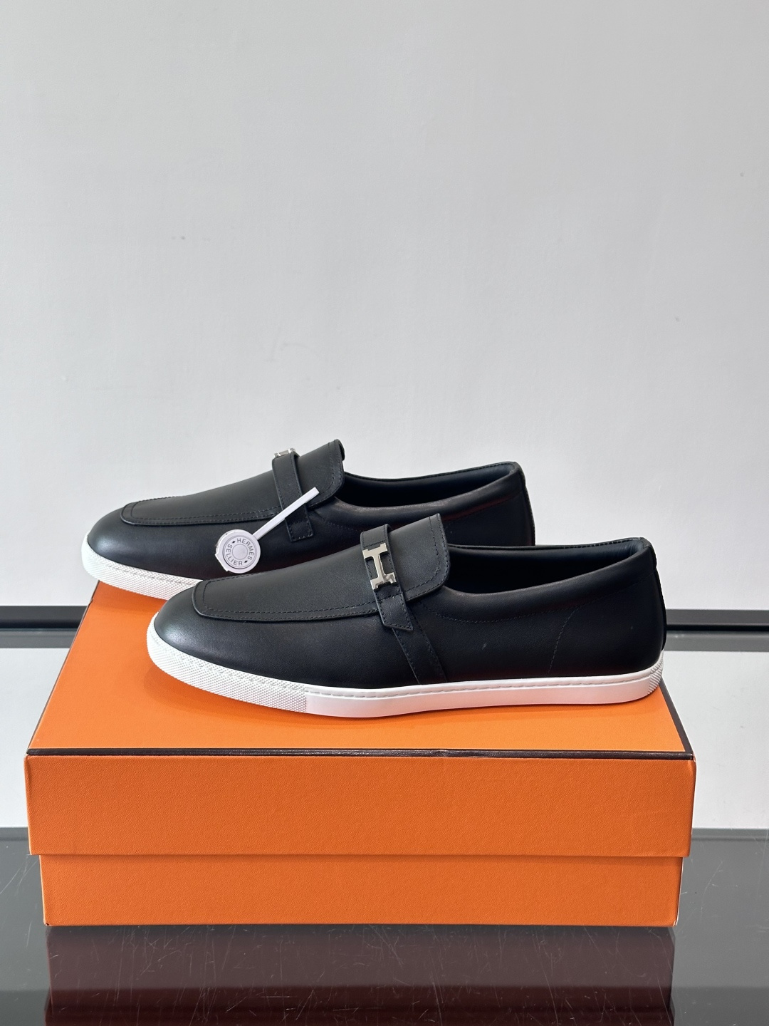 爱马仕Job乐福鞋，麂皮+金属H扣，低调又有辨识度。橡胶鞋底轻便耐磨，日常通勤、休闲都OK！一脚蹬设计超