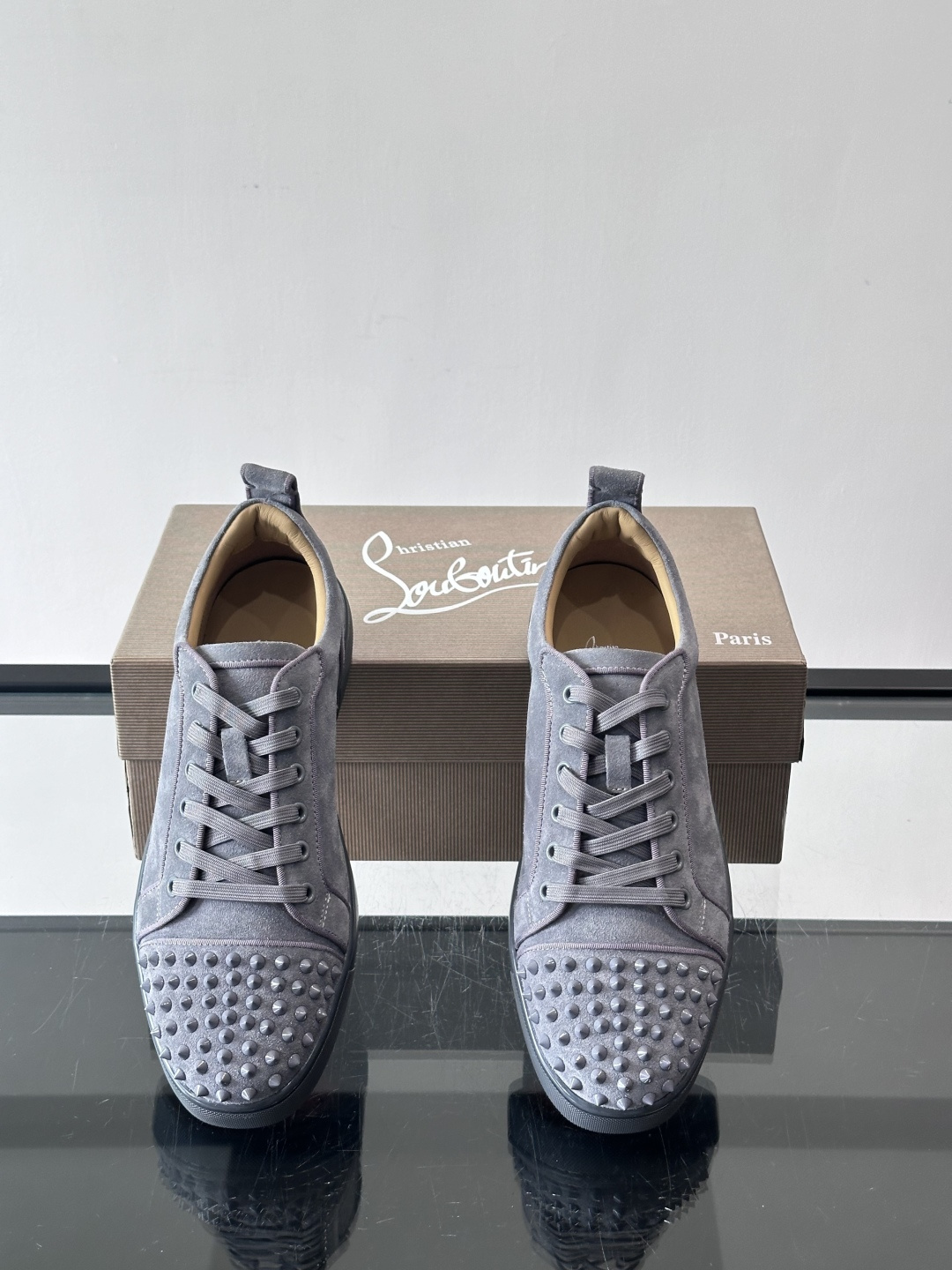 Christian Louboutin这款铆钉休闲鞋，麂皮鞋面＋金属铆钉，机车朋克风满满！低帮板鞋设计，