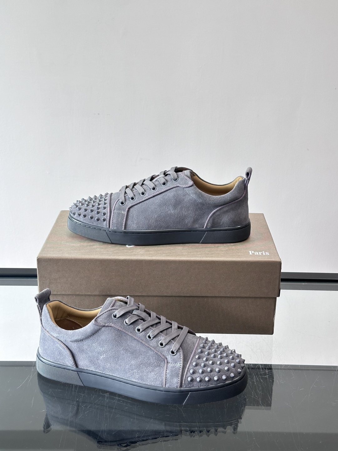 Christian Louboutin这款铆钉休闲鞋，麂皮鞋面＋金属铆钉，机车朋克风满满！低帮板鞋设计，