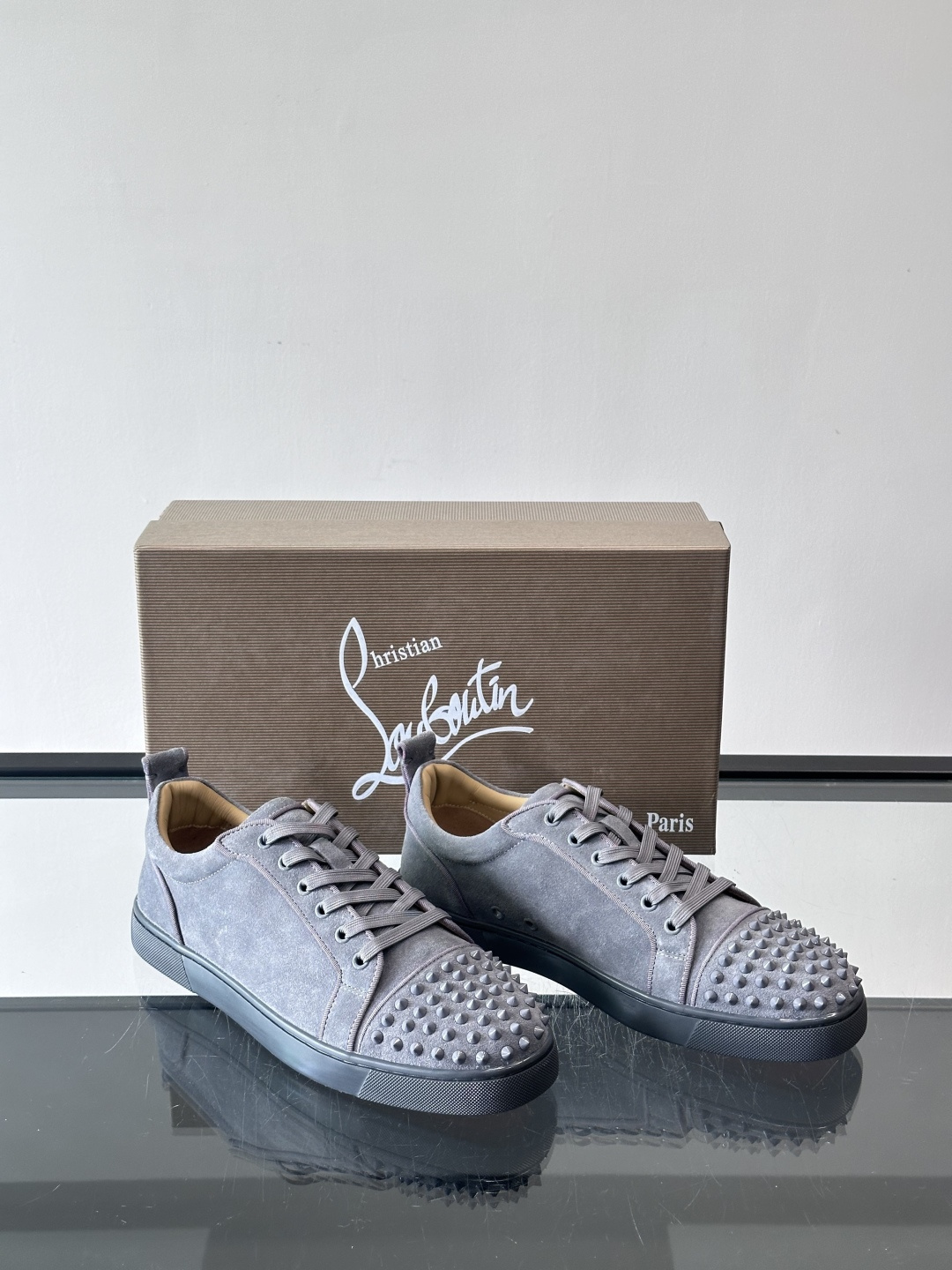 Christian Louboutin这款铆钉休闲鞋，麂皮鞋面＋金属铆钉，机车朋克风满满！低帮板鞋设计，