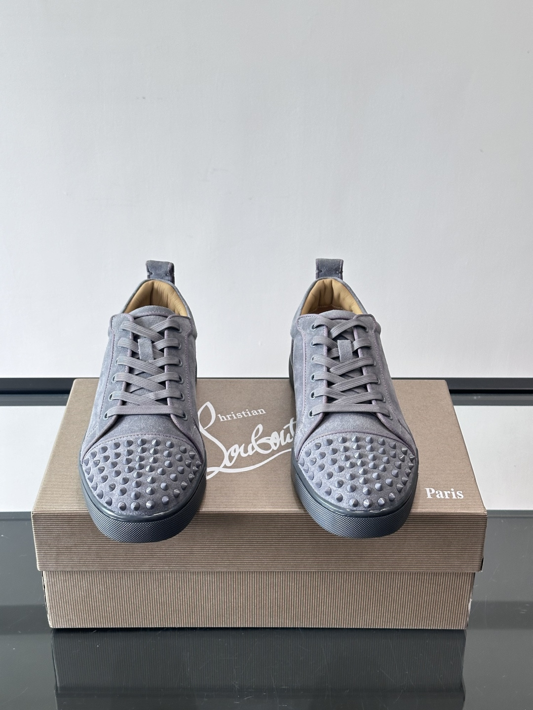 Christian Louboutin这款铆钉休闲鞋，麂皮鞋面＋金属铆钉，机车朋克风满满！低帮板鞋设计，