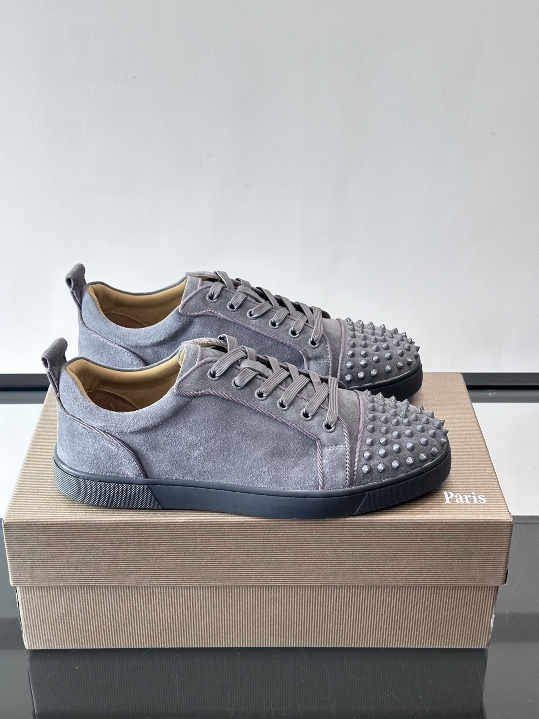 Christian Louboutin这款铆钉休闲鞋，麂皮鞋面＋金属铆钉，机车朋克风满满！低帮板鞋设计，