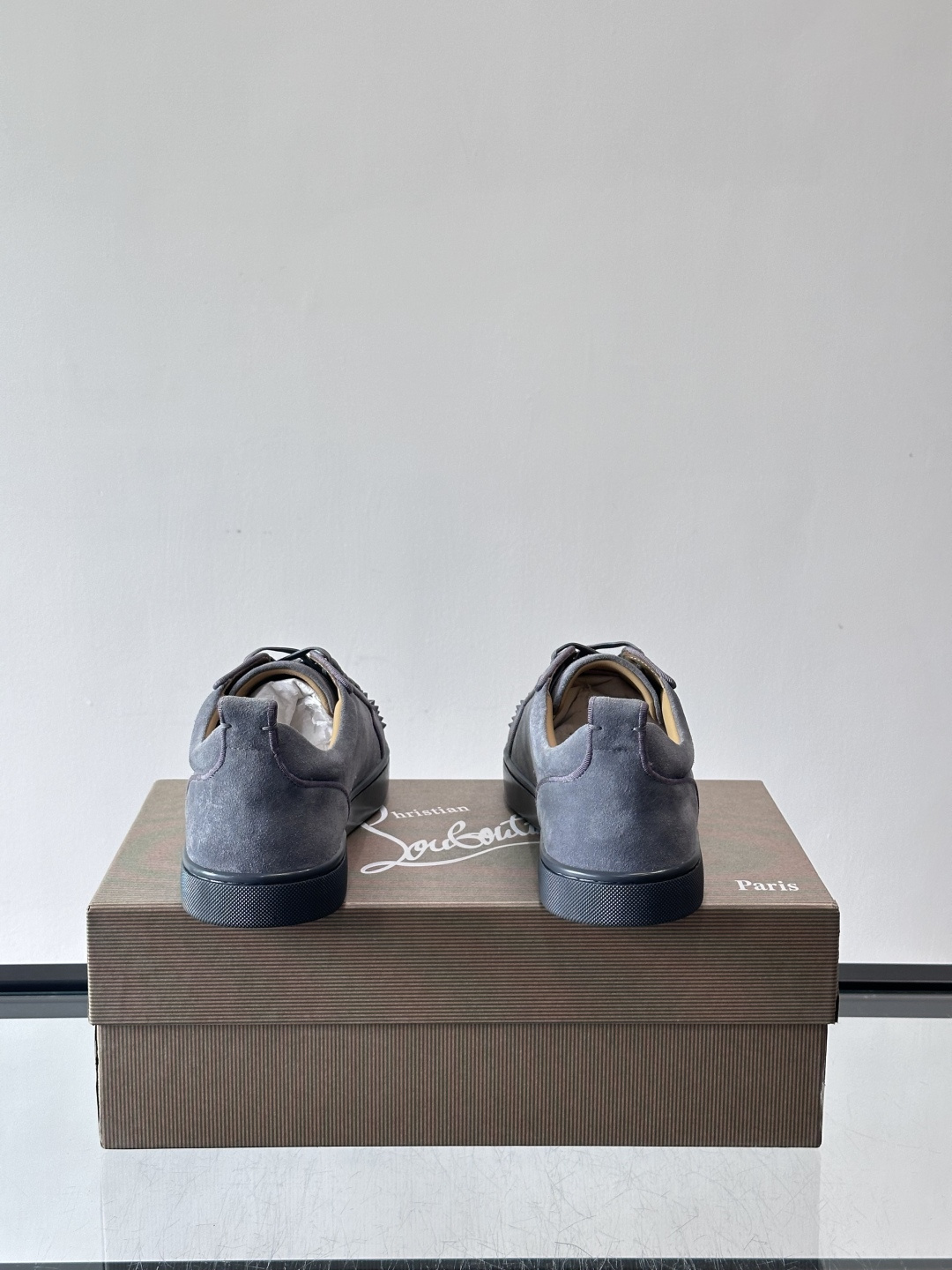 Christian Louboutin这款铆钉休闲鞋，麂皮鞋面＋金属铆钉，机车朋克风满满！低帮板鞋设计，